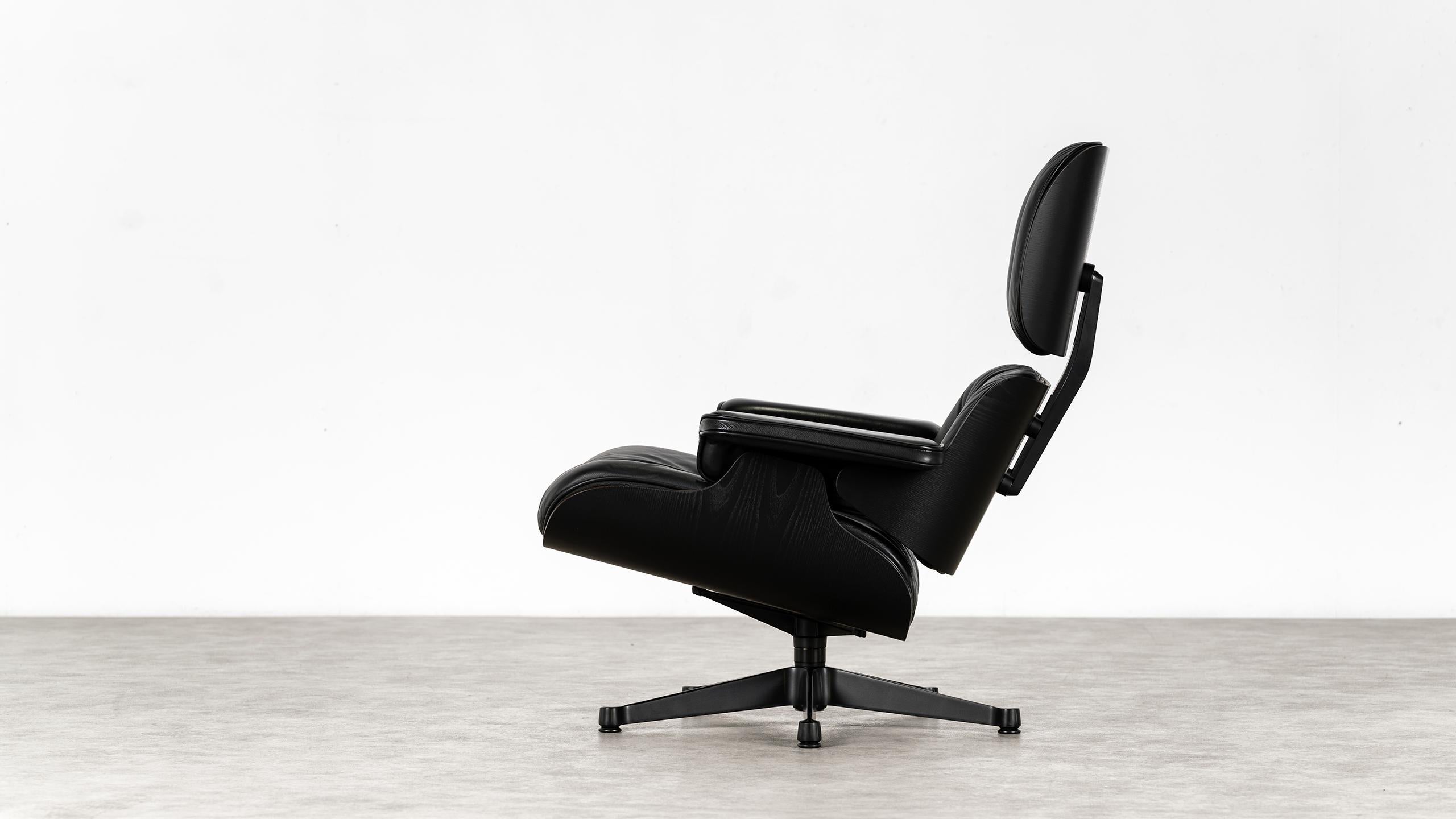 Charles Ray Eames Silla Lounge Negra 2022 de Vitra Piel suave + New Dimensions Hecho a mano en venta