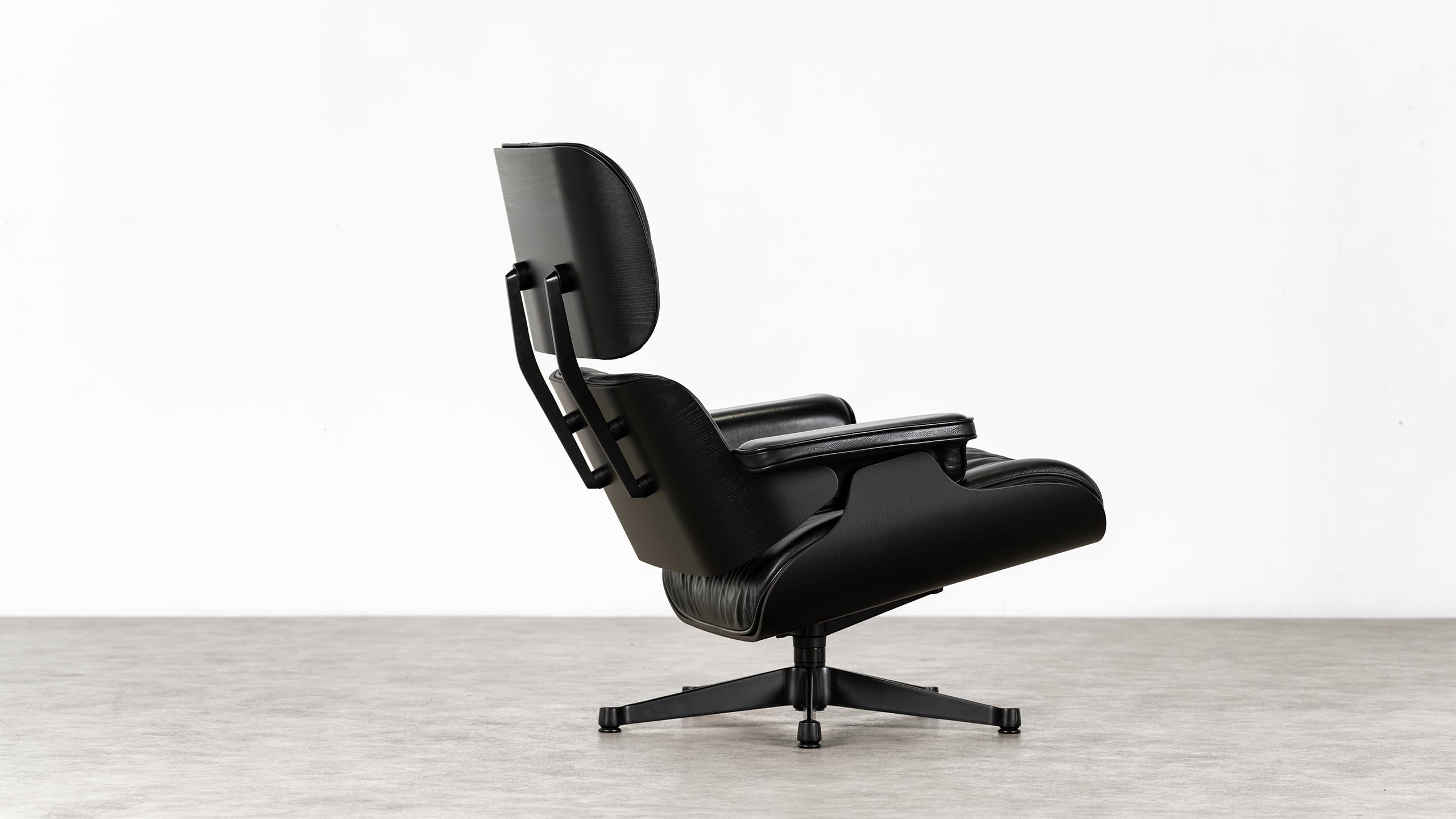 Charles Ray Eames Silla Lounge Negra 2022 de Vitra Piel suave + New Dimensions mediados del siglo XX en venta