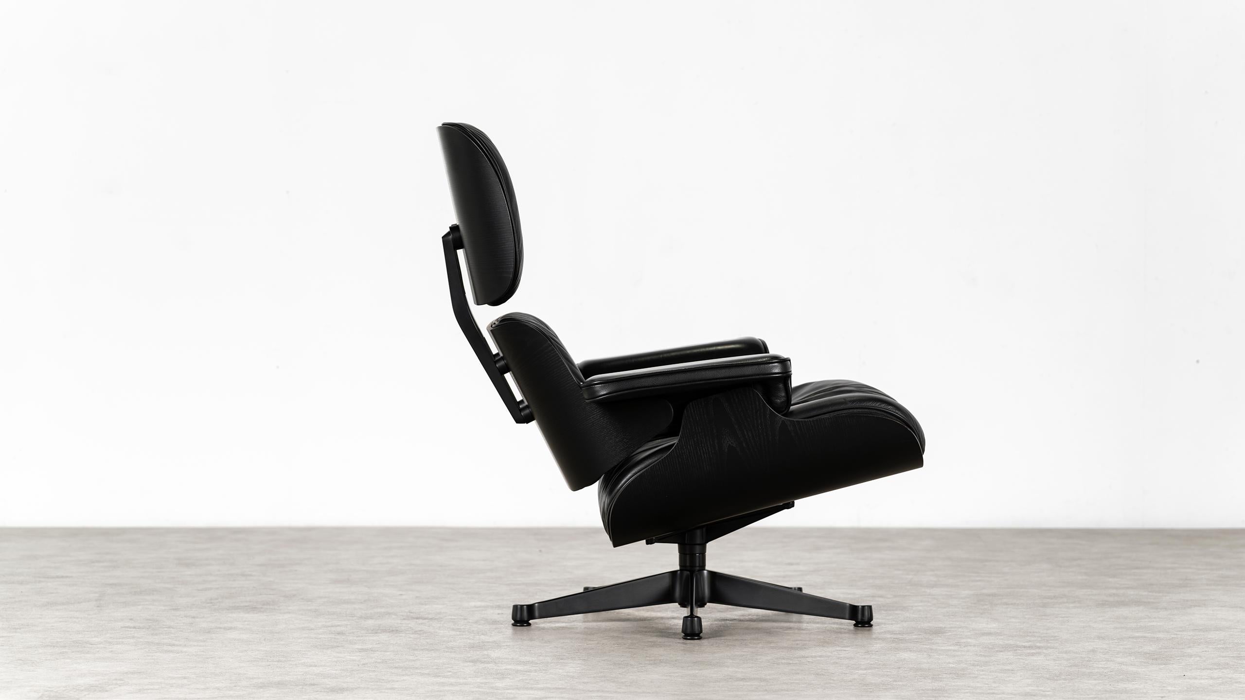 Charles Ray Eames Silla Lounge Negra 2022 de Vitra Piel suave + New Dimensions Aluminio en venta