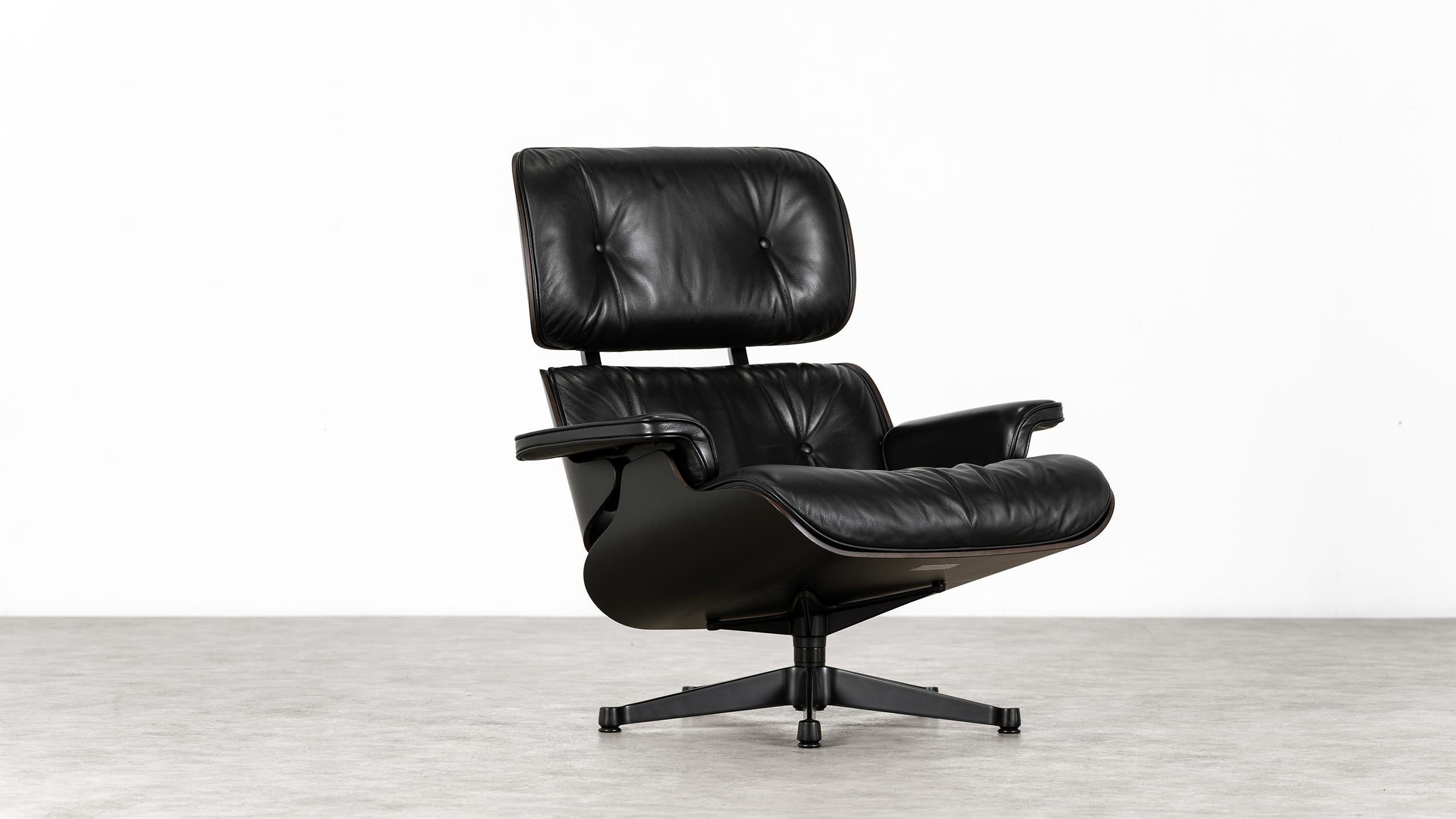 Charles Ray Eames Silla Lounge Negra 2022 de Vitra Piel suave + New Dimensions en venta 1