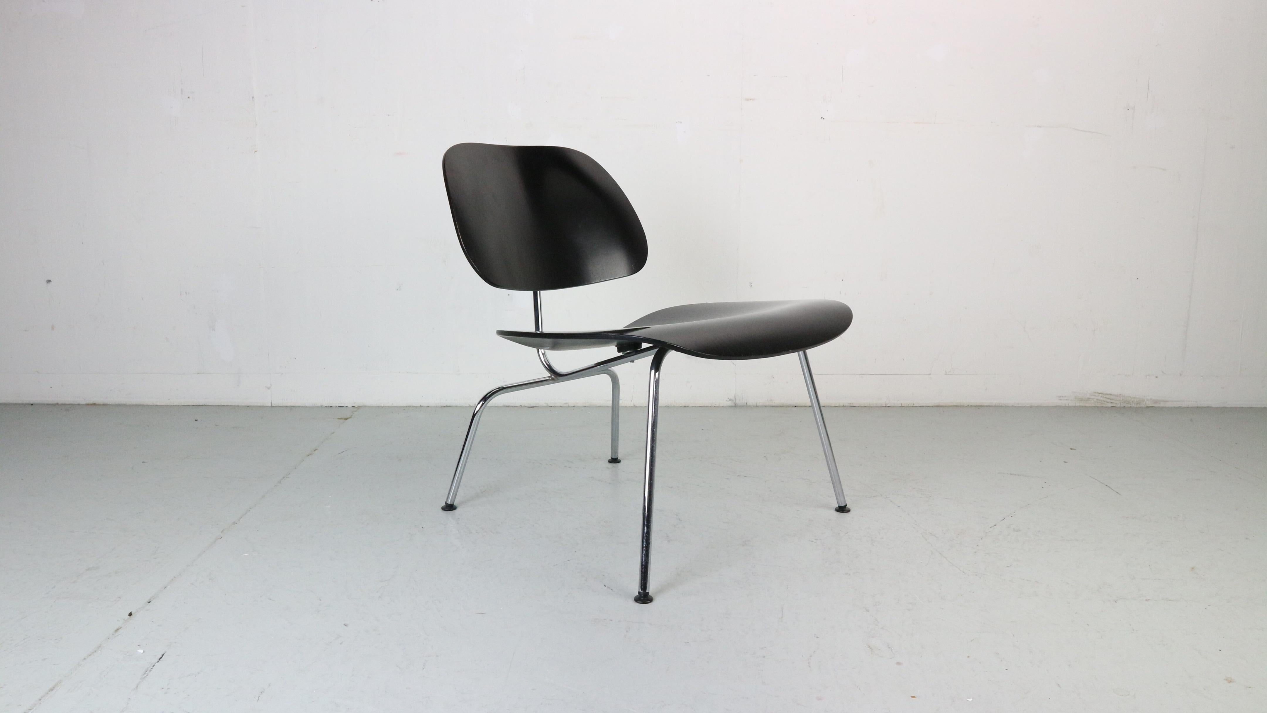 Loungesessel, entworfen von Charles und Ray Eames für Vitra, 1999.

Der von Charles und Ray Eames entworfene Vitra LCM Chair ist das Ergebnis jahrelanger Experimente, bei denen die Designer nach neuen Verfahren suchten, um dreidimensional geformtes