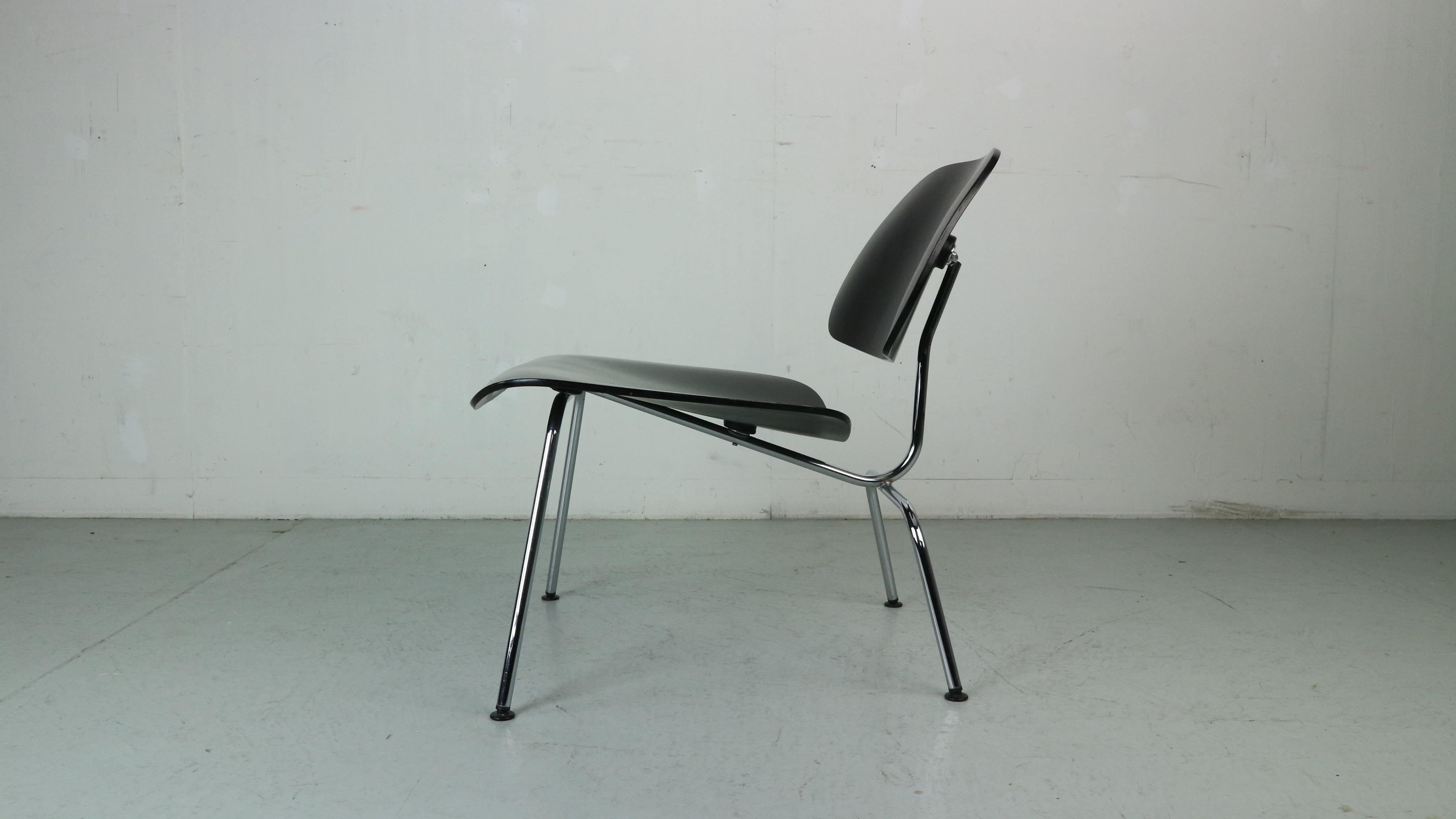 Charles & Ray Eames Black Original Plywood Group LCM Chair for Vitra, 1999 In Good Condition For Sale In The Hague, NL