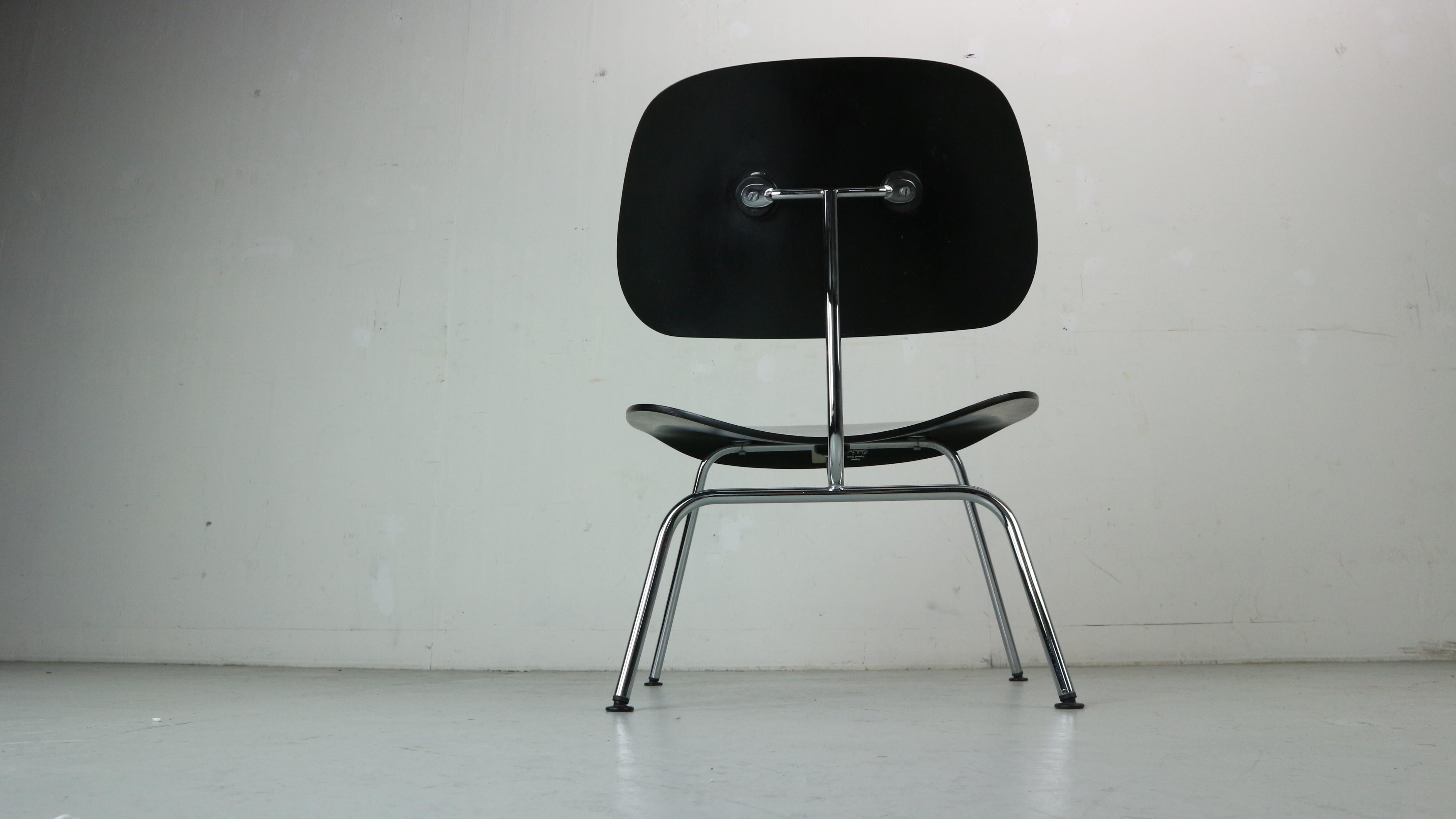 Charles and Ray Eames Black Original Plywood Group LCM Chair for Vitra, 1999 en vente 1