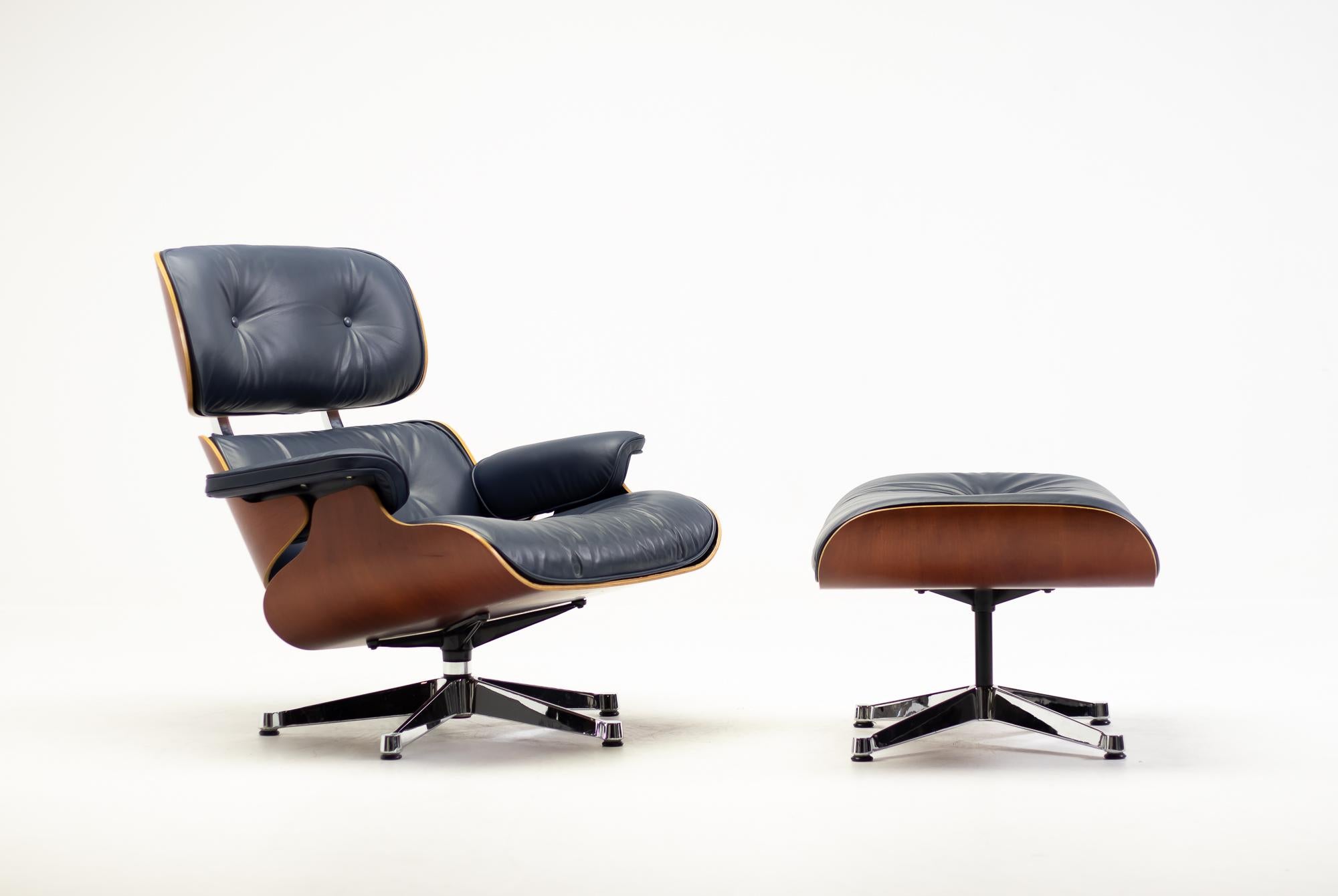 Beautiful lounge chair and ottoman designed by Charles and Ray Eames and manufactured in 2005 by Vitra.
Special edition in dark blue leather with cherry shells and full polished chrome frame.
Marked with label.