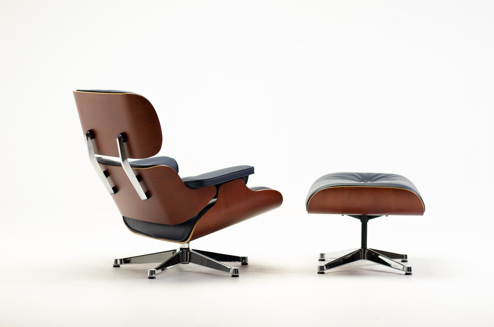 Mid-Century Modern Charles & Ray Eames Blue Leather 670/671 Lounge Chair and Ottoman