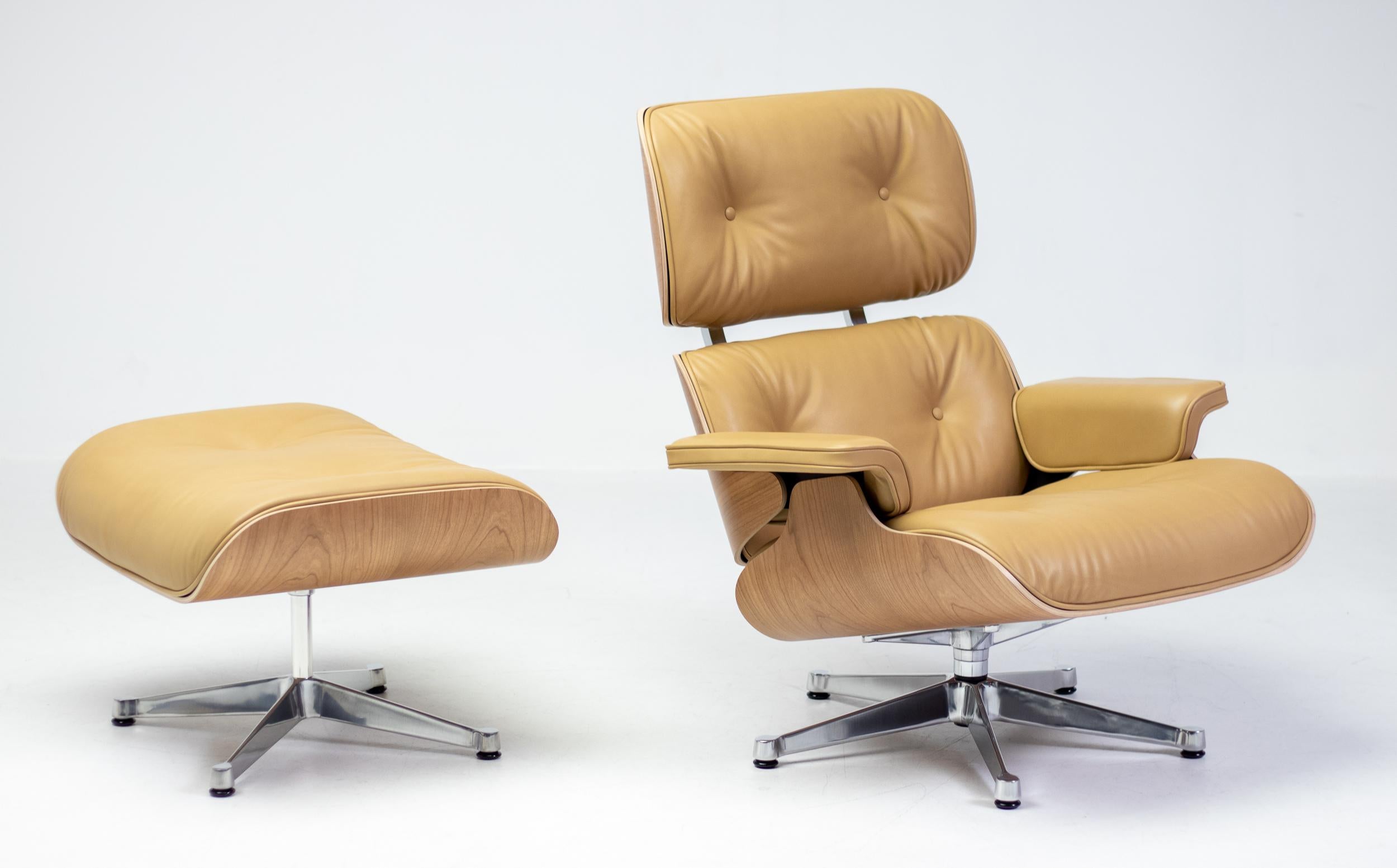 Contemporary Charles & Ray Eames Caramel Natural Leather 670/671 Lounge Chair and Ottoman, XL