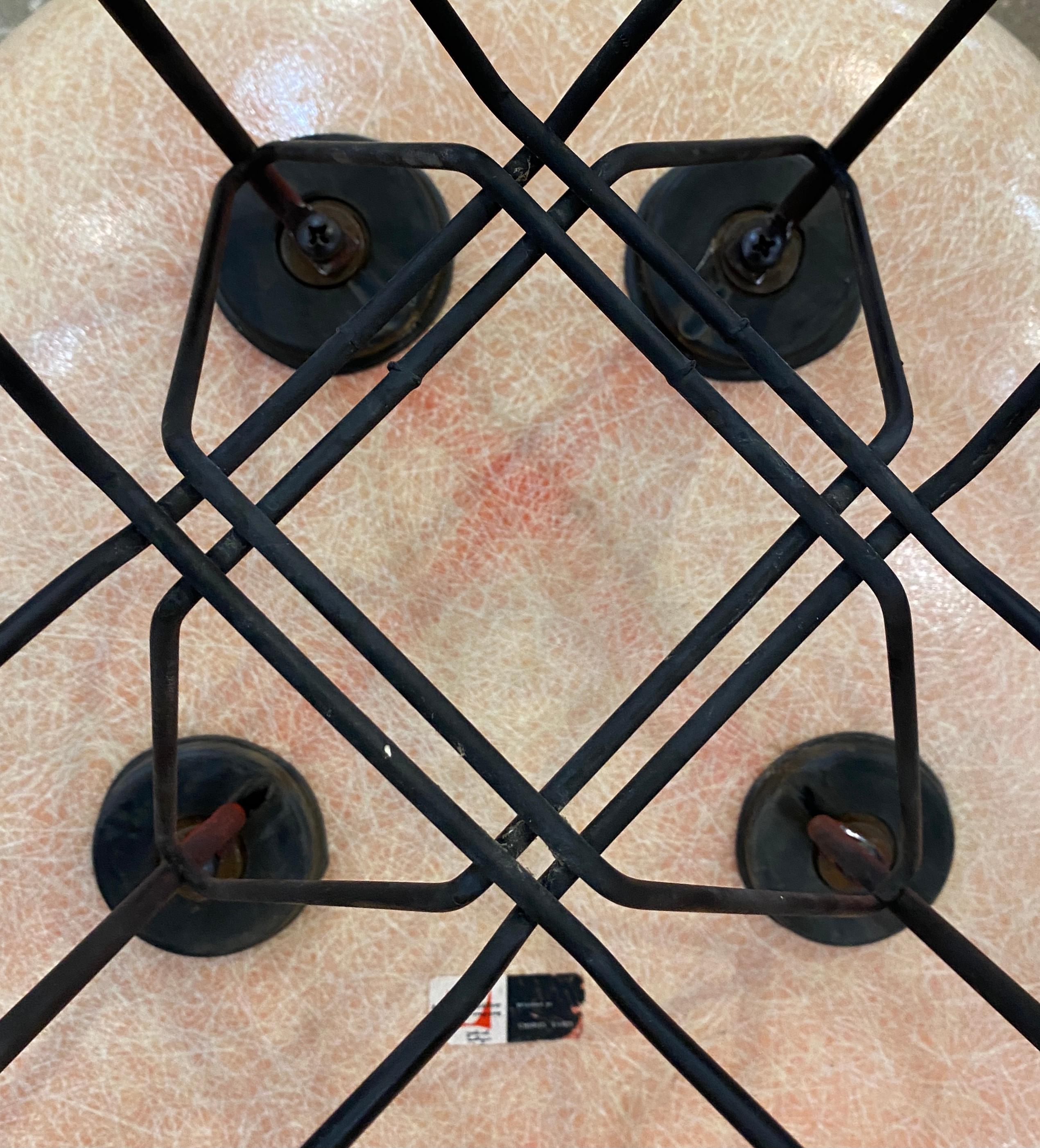 Charles Eames (1907-1978) & Ray Eames (1912-1988) für Zenith Plastics / HermanMiller
DAR Eiffel-Seilkantenstuhl
Venice, Kalifornien / Zeeland, Michigan, 1950
Glasfaser, emaillierter Stahl
Frühaufkleber Label
Maße: 24 7/8