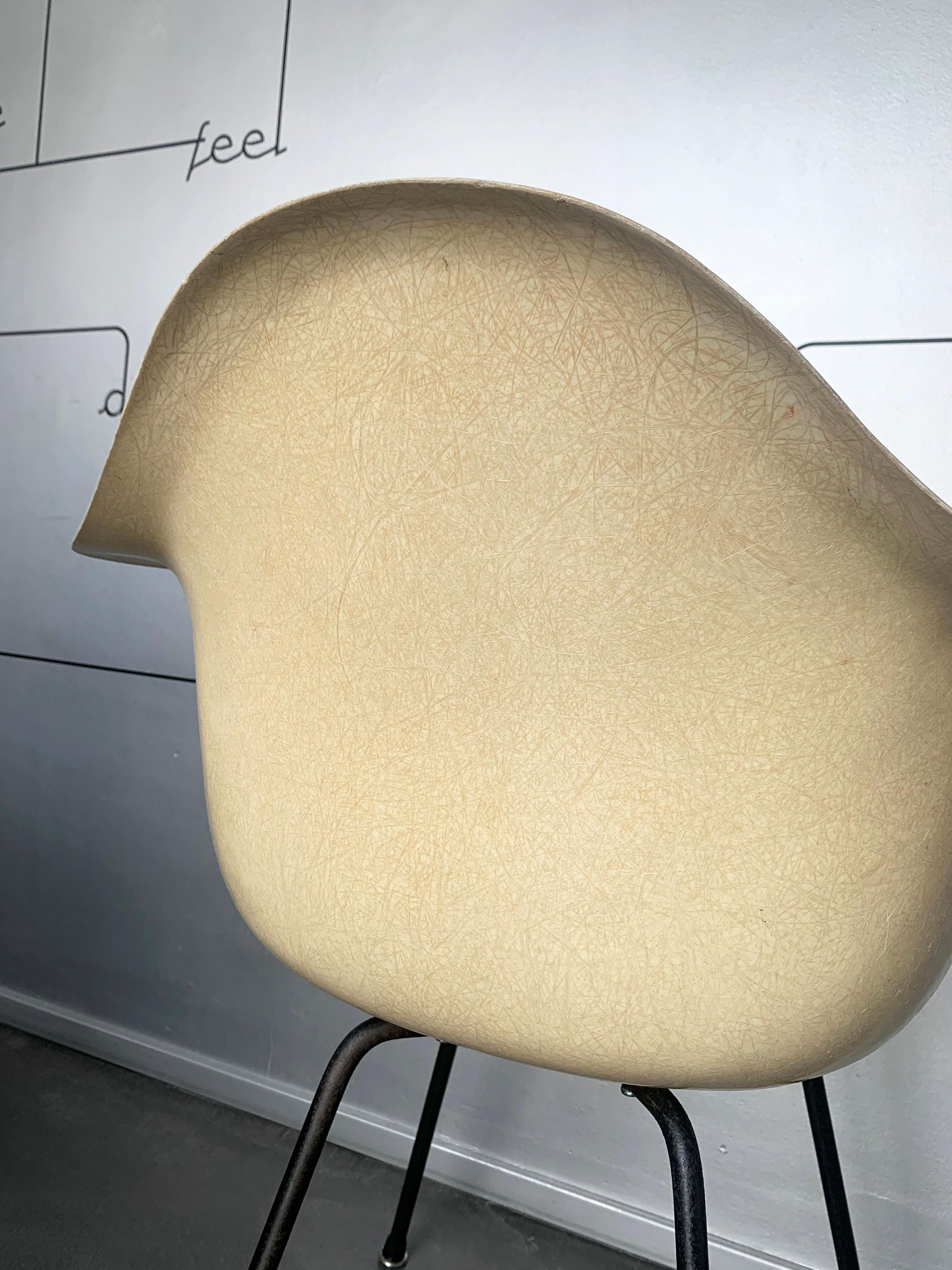 Charles & Ray Eames DAX Chair Fiberglass on X-base, Herman Miller, 1950-60s 3