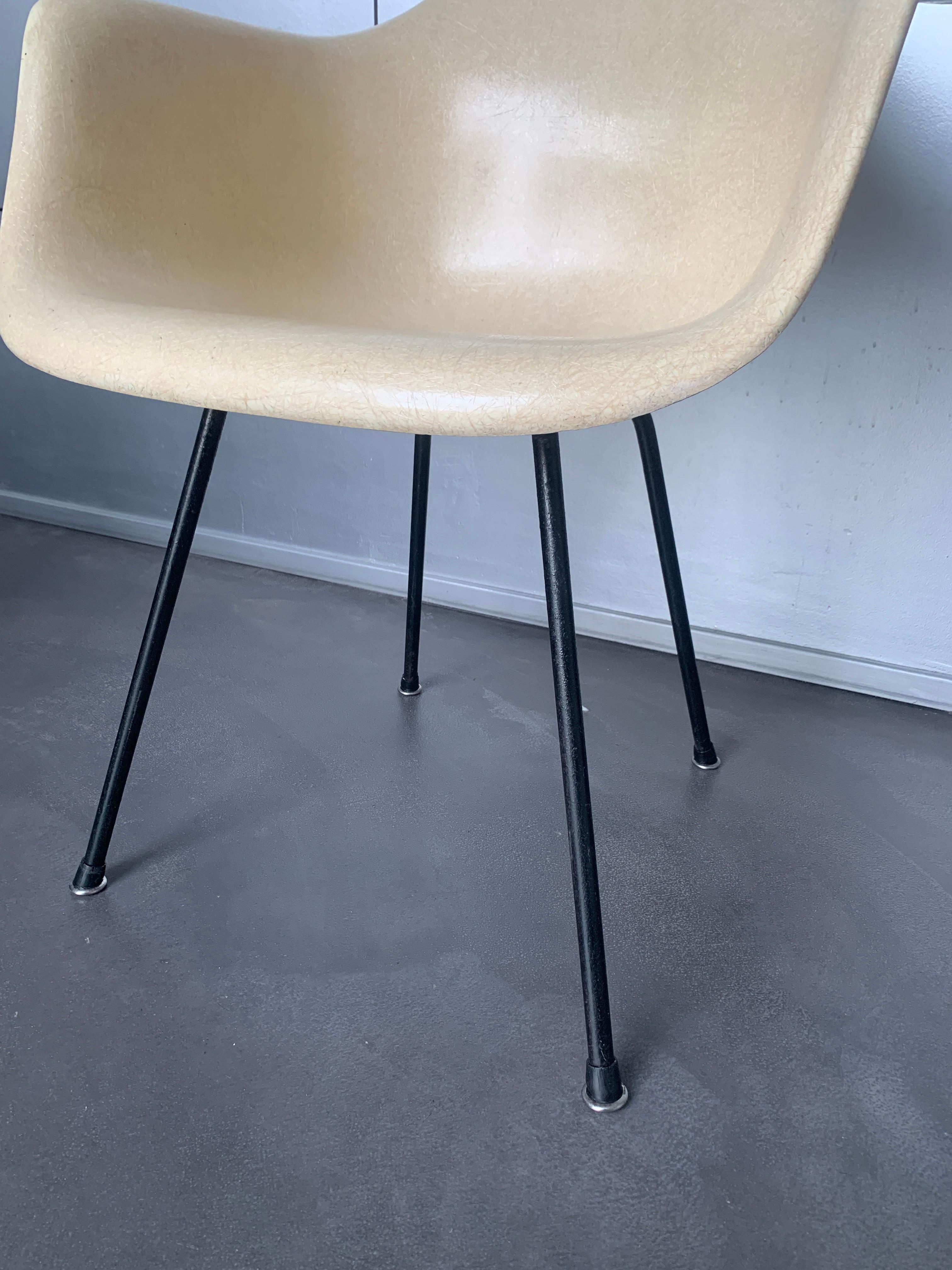 Charles & Ray Eames DAX Chair Fiberglass on X-base, Herman Miller, 1950-60s 4