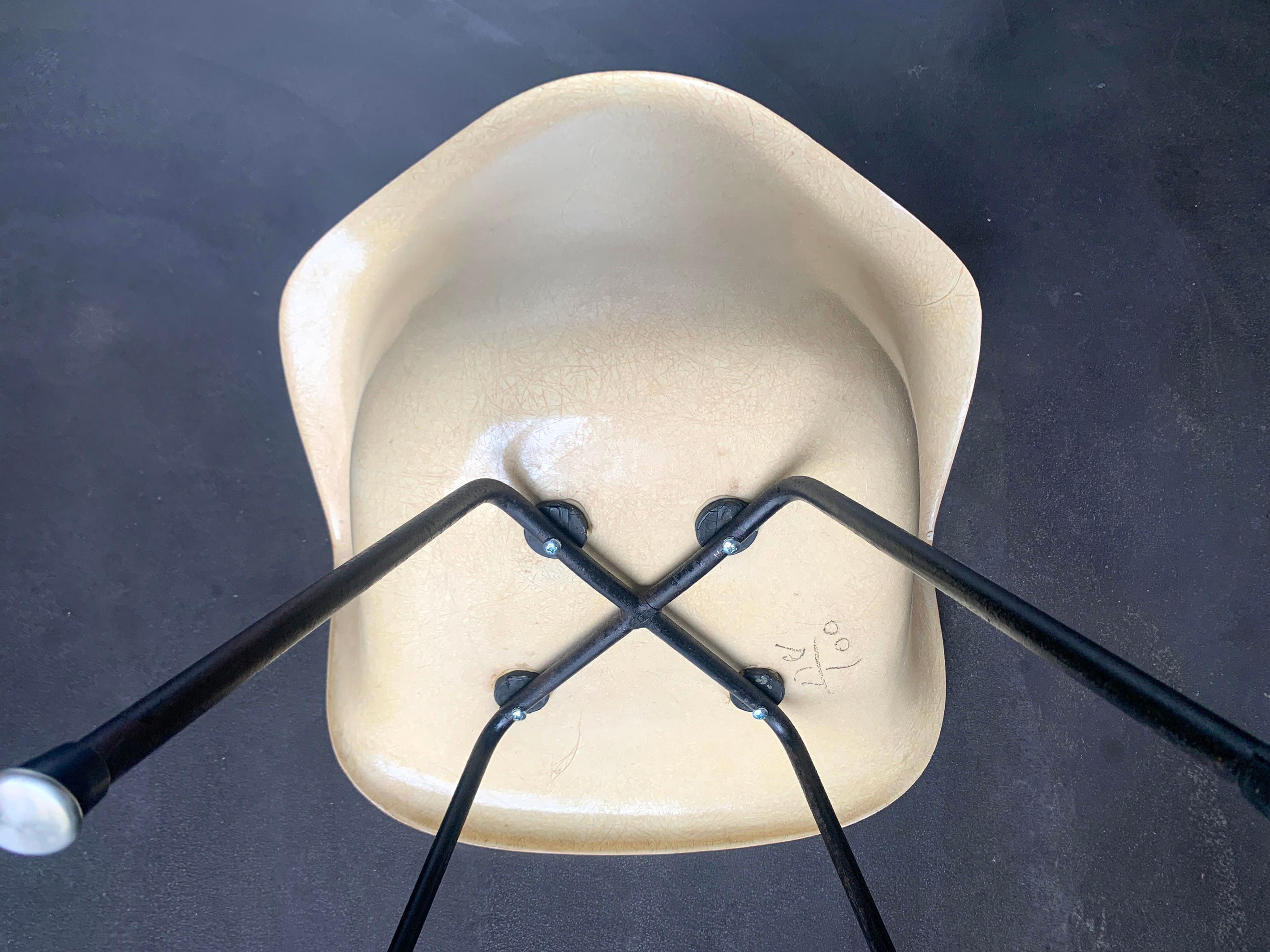 Charles & Ray Eames DAX Chair Fiberglass on X-base, Herman Miller, 1950-60s 7