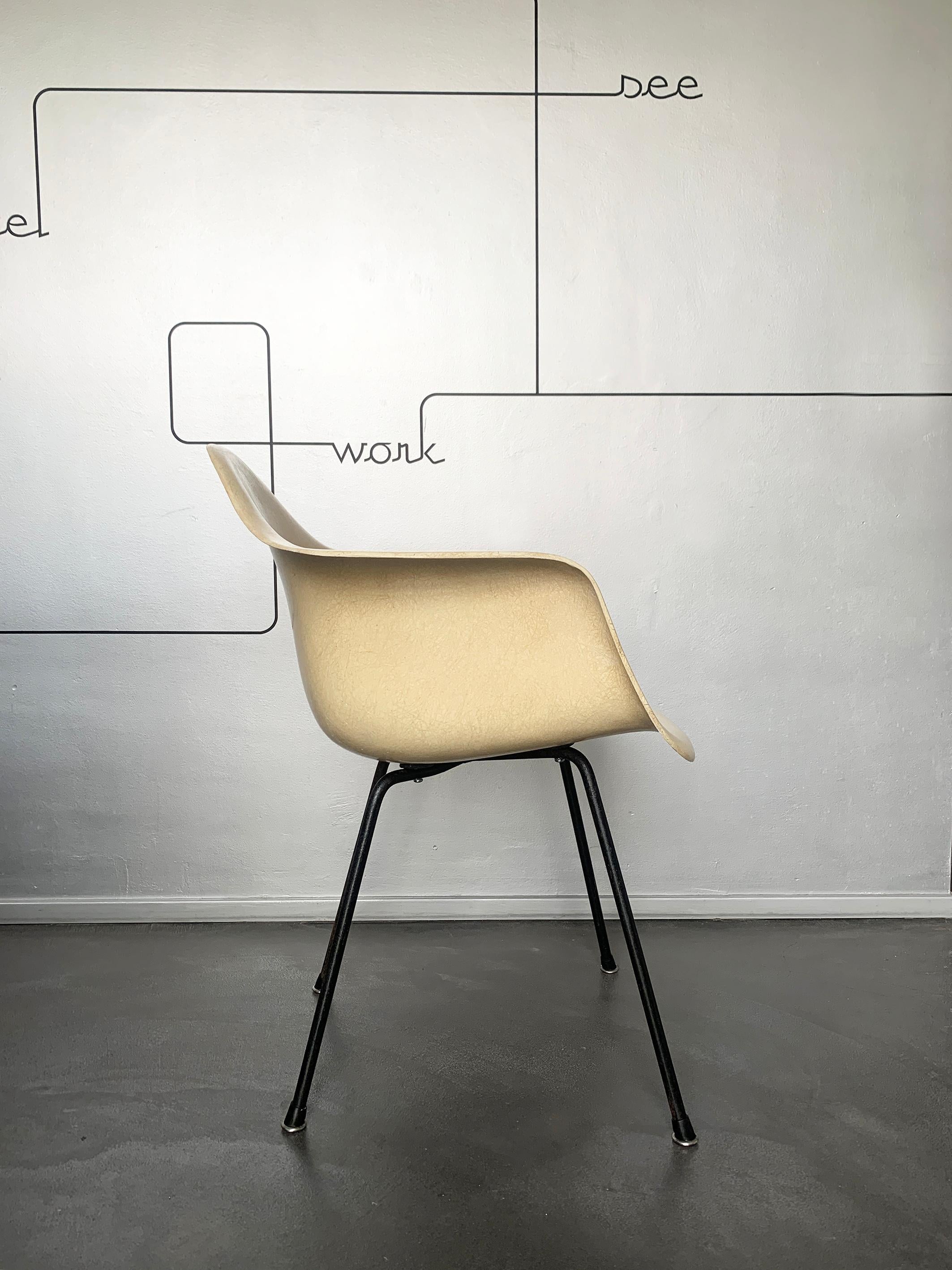Mid-Century Modern Charles & Ray Eames DAX Chair Fiberglass on X-base, Herman Miller, 1950-60s