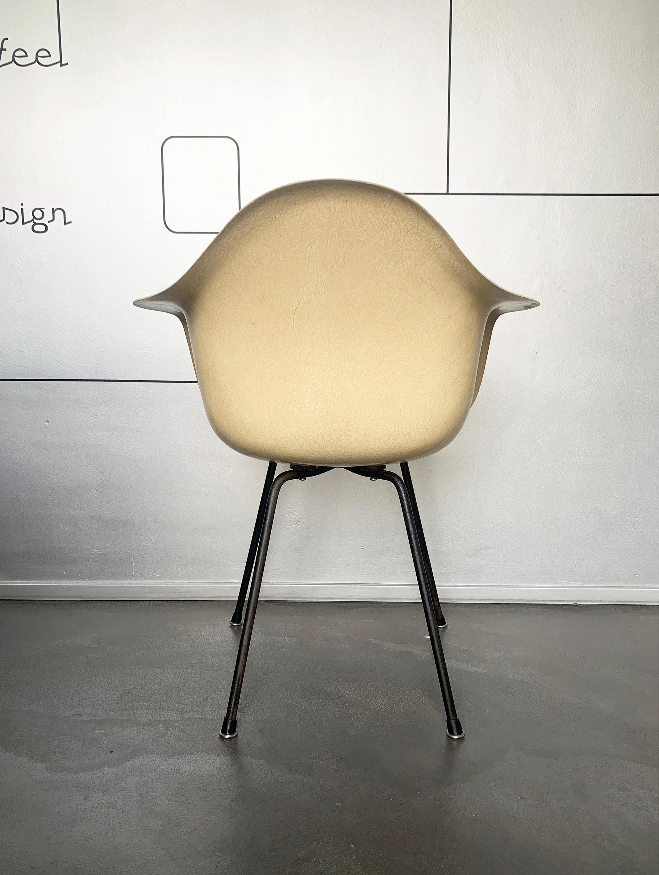 American Charles & Ray Eames DAX Chair Fiberglass on X-base, Herman Miller, 1950-60s