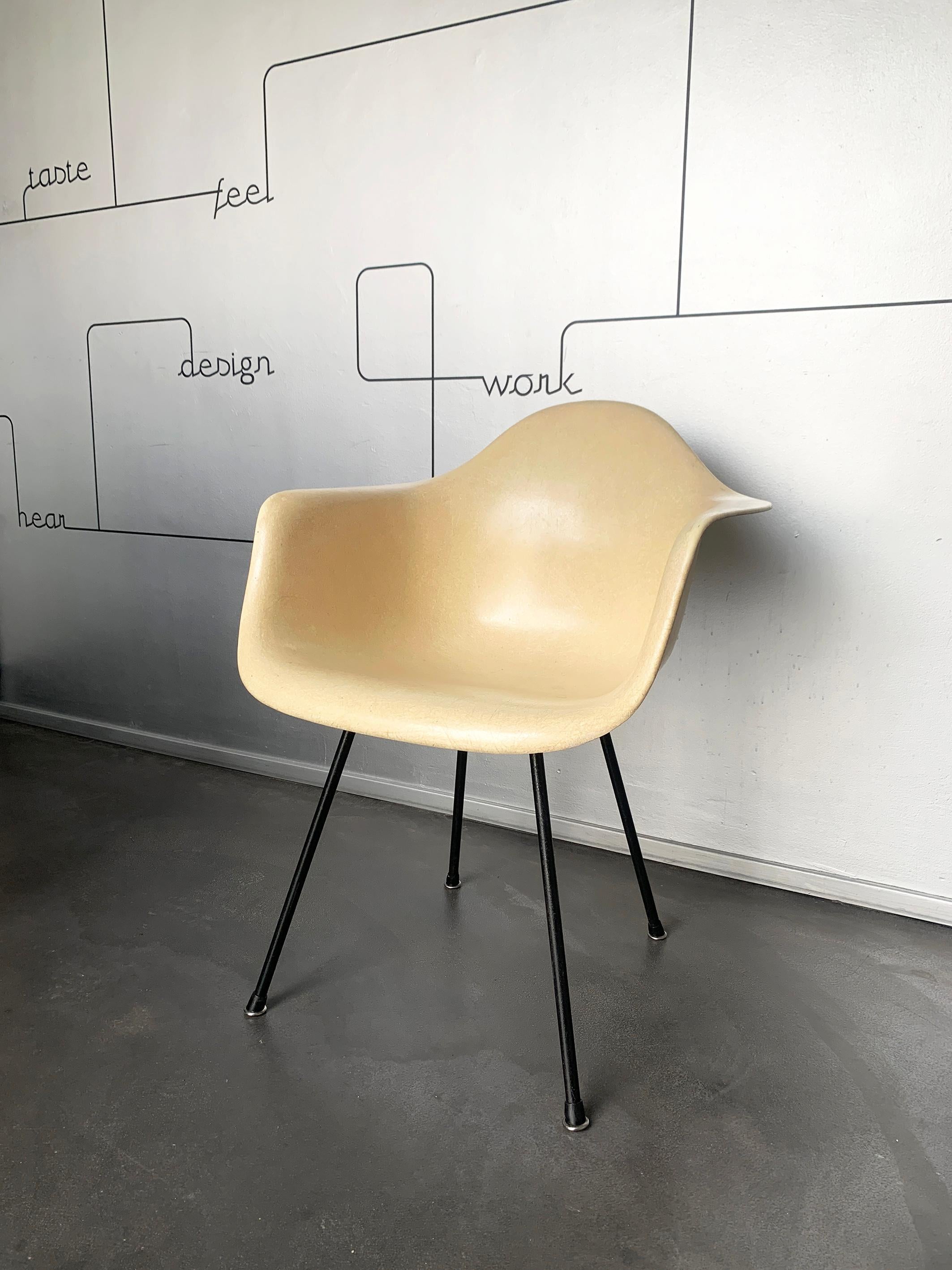 Charles & Ray Eames DAX Chair Fiberglass on X-base, Herman Miller, 1950-60s In Good Condition In Vorst, BE