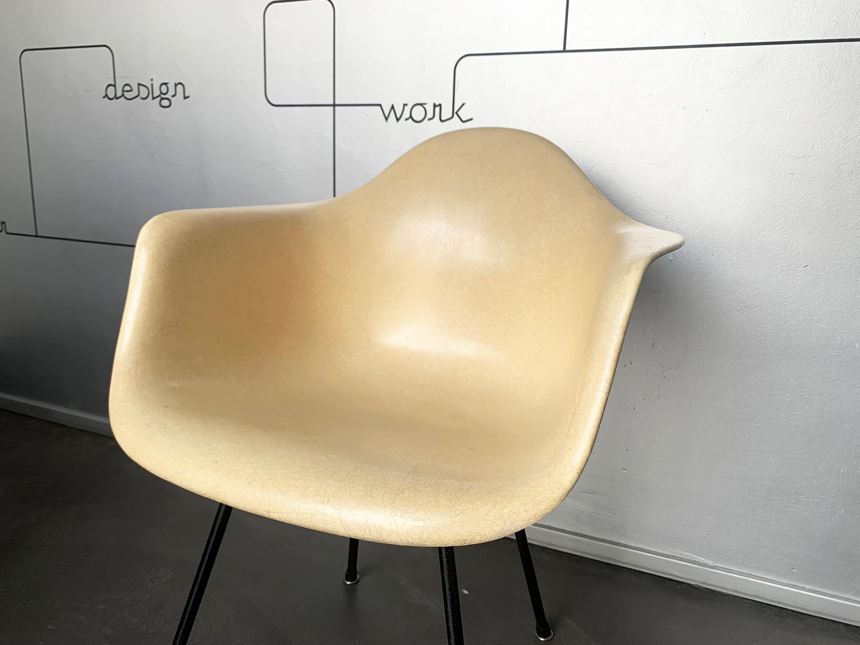 20th Century Charles & Ray Eames DAX Chair Fiberglass on X-base, Herman Miller, 1950-60s