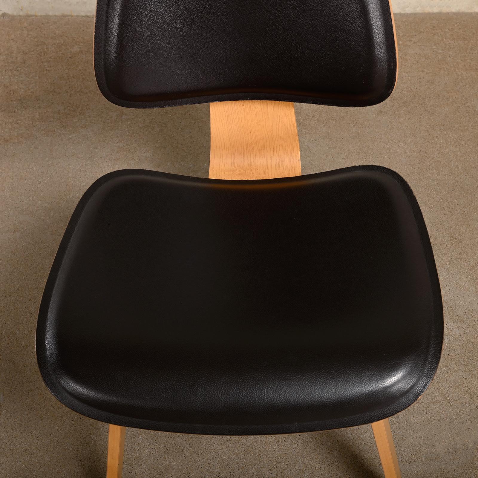 Chaise de salle à manger en frêne Charles and Ray Eames DCW avec assise en cuir brun foncé pour Vitra en vente 2
