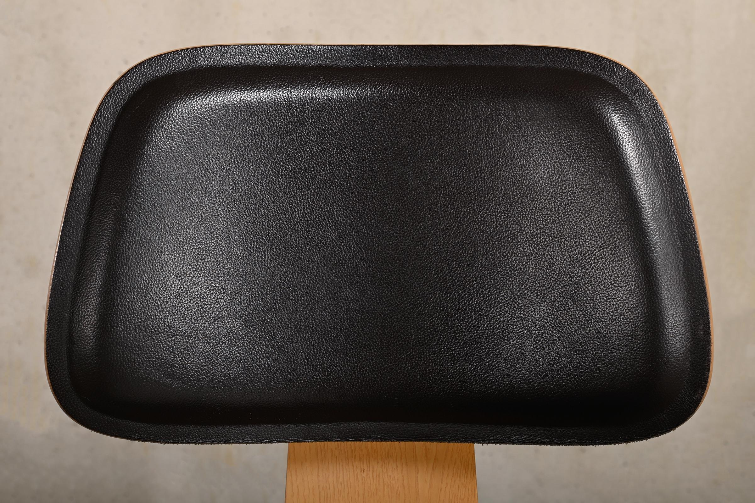 Chaise de salle à manger en frêne Charles and Ray Eames DCW avec assise en cuir brun foncé pour Vitra en vente 3