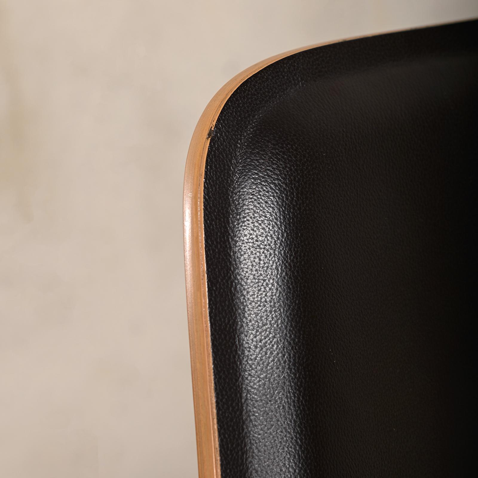 Chaise de salle à manger en frêne Charles and Ray Eames DCW avec assise en cuir brun foncé pour Vitra en vente 4