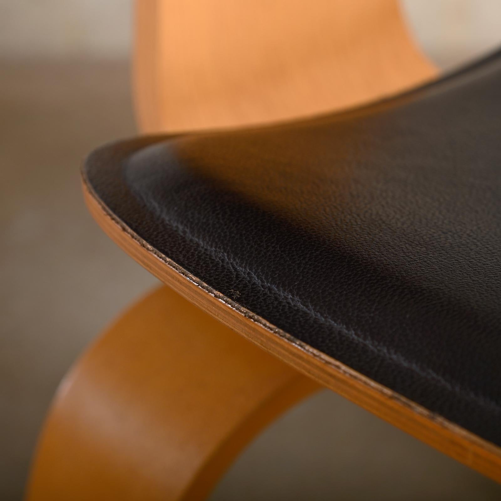 Chaise de salle à manger en frêne Charles and Ray Eames DCW avec assise en cuir brun foncé pour Vitra en vente 5