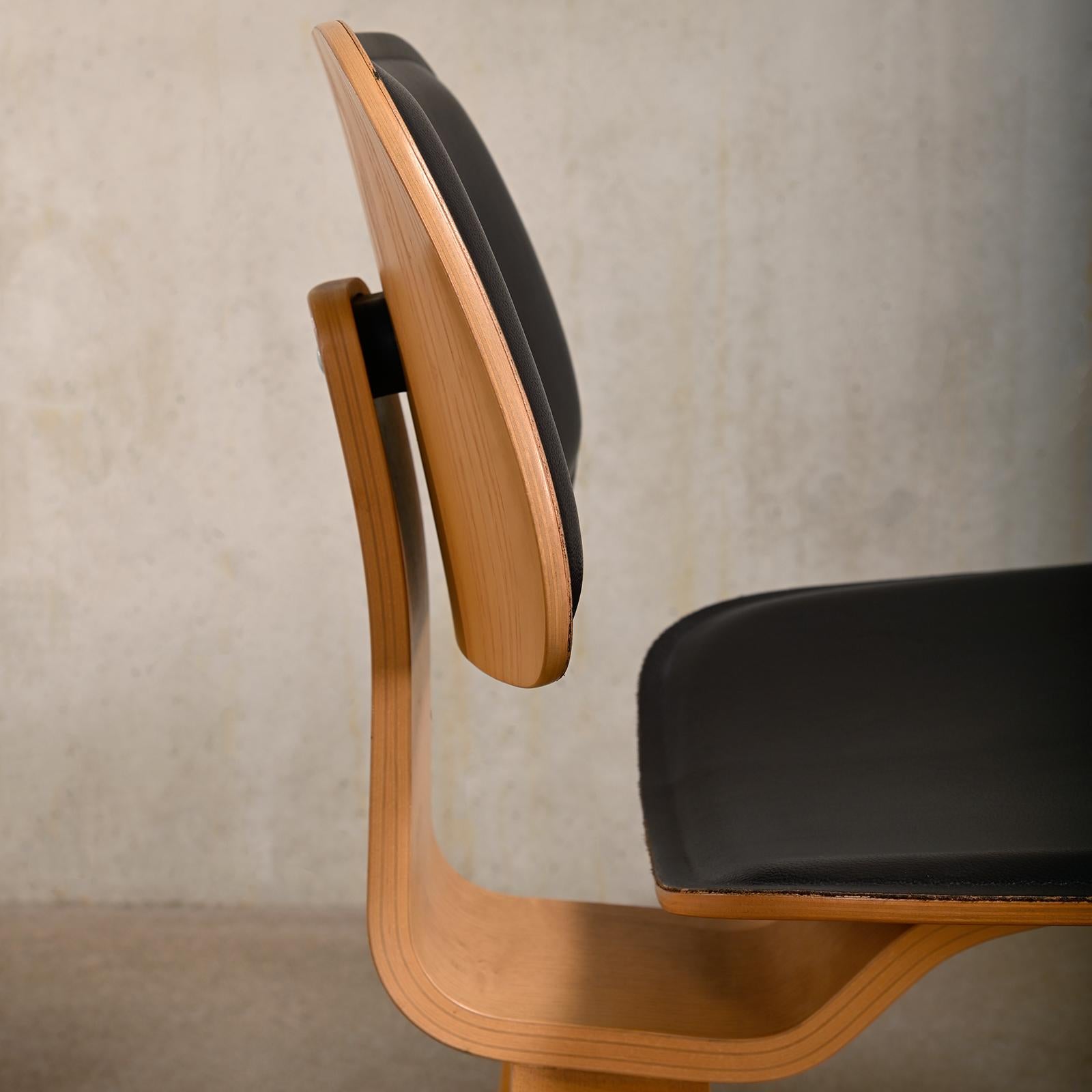 Chaise de salle à manger en frêne Charles and Ray Eames DCW avec assise en cuir brun foncé pour Vitra en vente 6