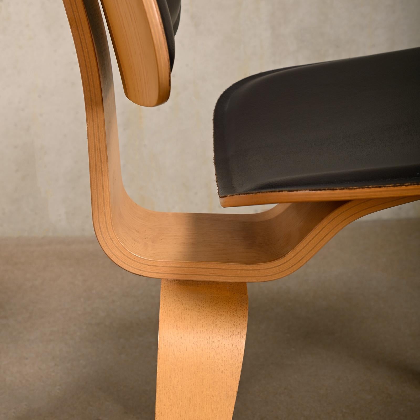 Chaise de salle à manger en frêne Charles and Ray Eames DCW avec assise en cuir brun foncé pour Vitra en vente 8