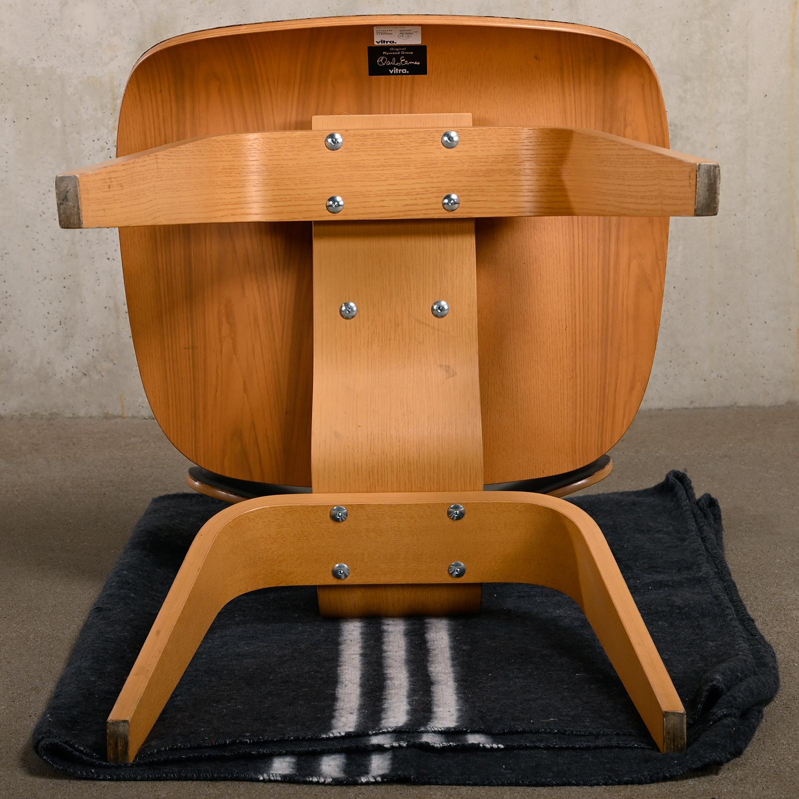 Charles & Ray Eames DCW Esszimmerstuhl aus Esche mit Sitz aus dunkelbraunem Leder für Vitra im Angebot 11