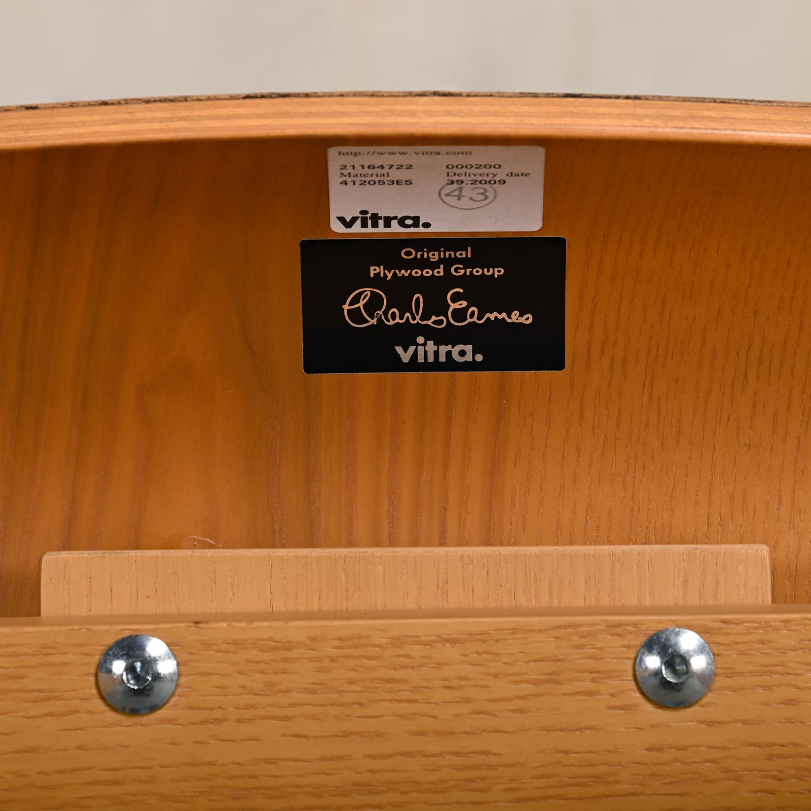 Chaise de salle à manger en frêne Charles and Ray Eames DCW avec assise en cuir brun foncé pour Vitra en vente 11