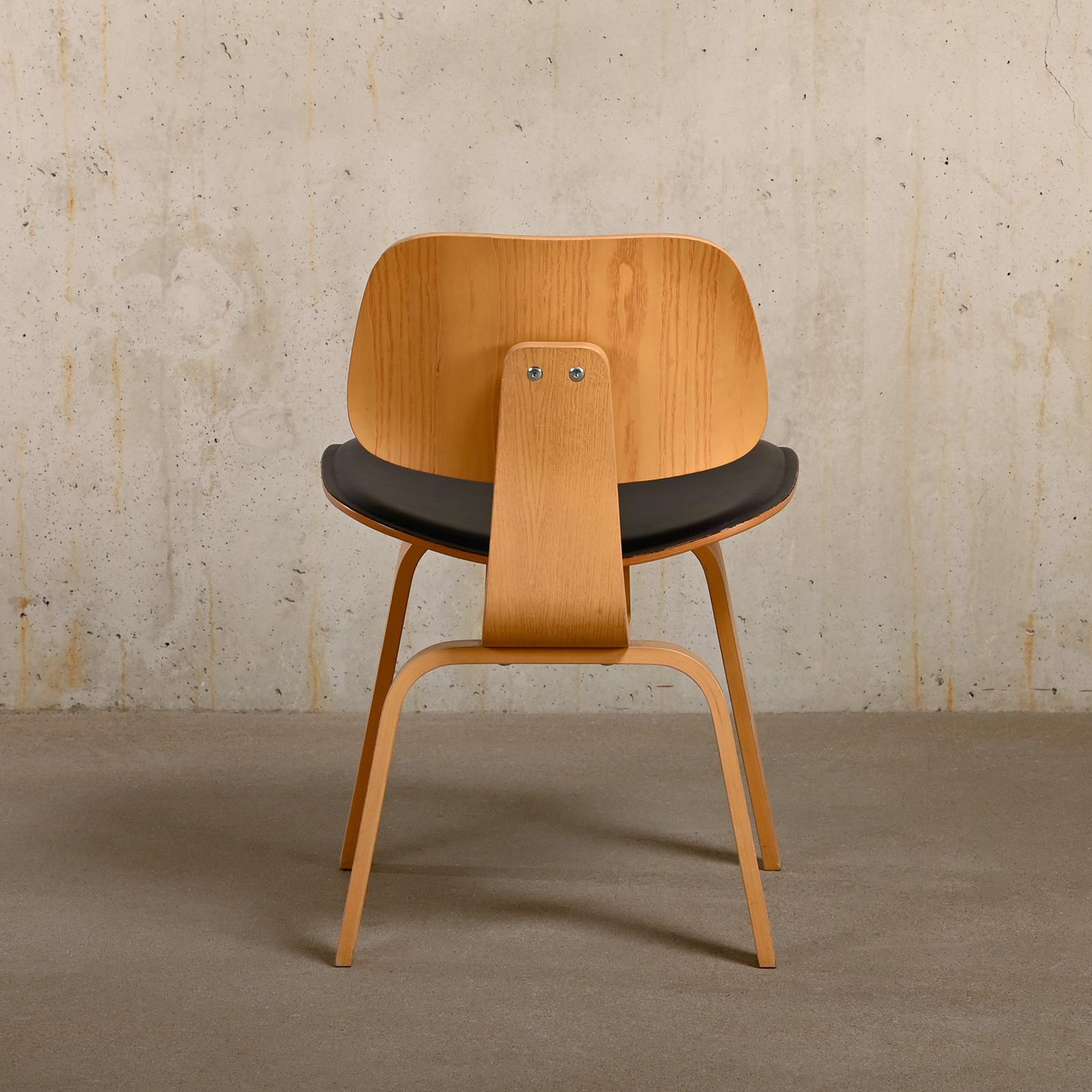 Laqué Chaise de salle à manger en frêne Charles and Ray Eames DCW avec assise en cuir brun foncé pour Vitra en vente