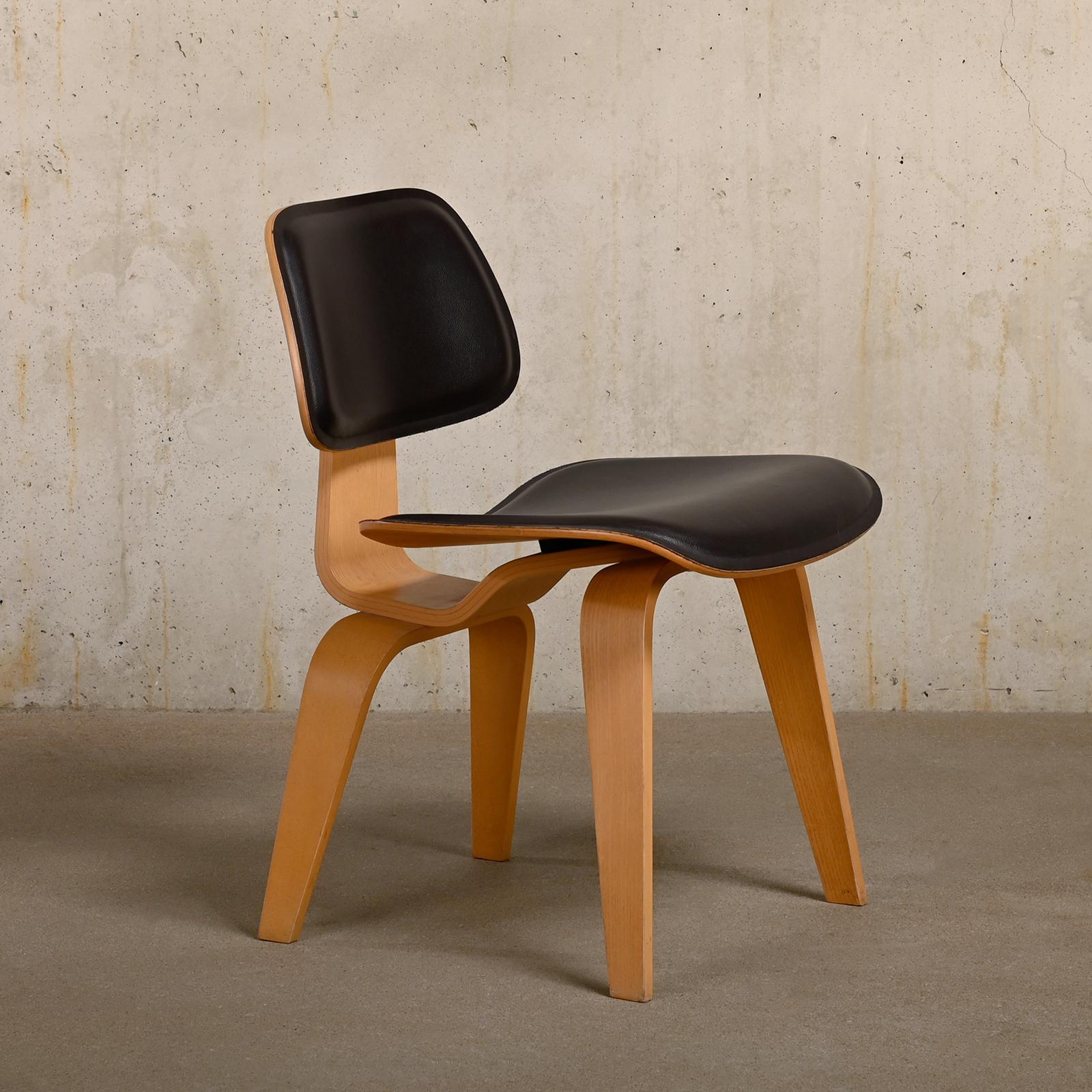 Cuir Chaise de salle à manger en frêne Charles and Ray Eames DCW avec assise en cuir brun foncé pour Vitra en vente