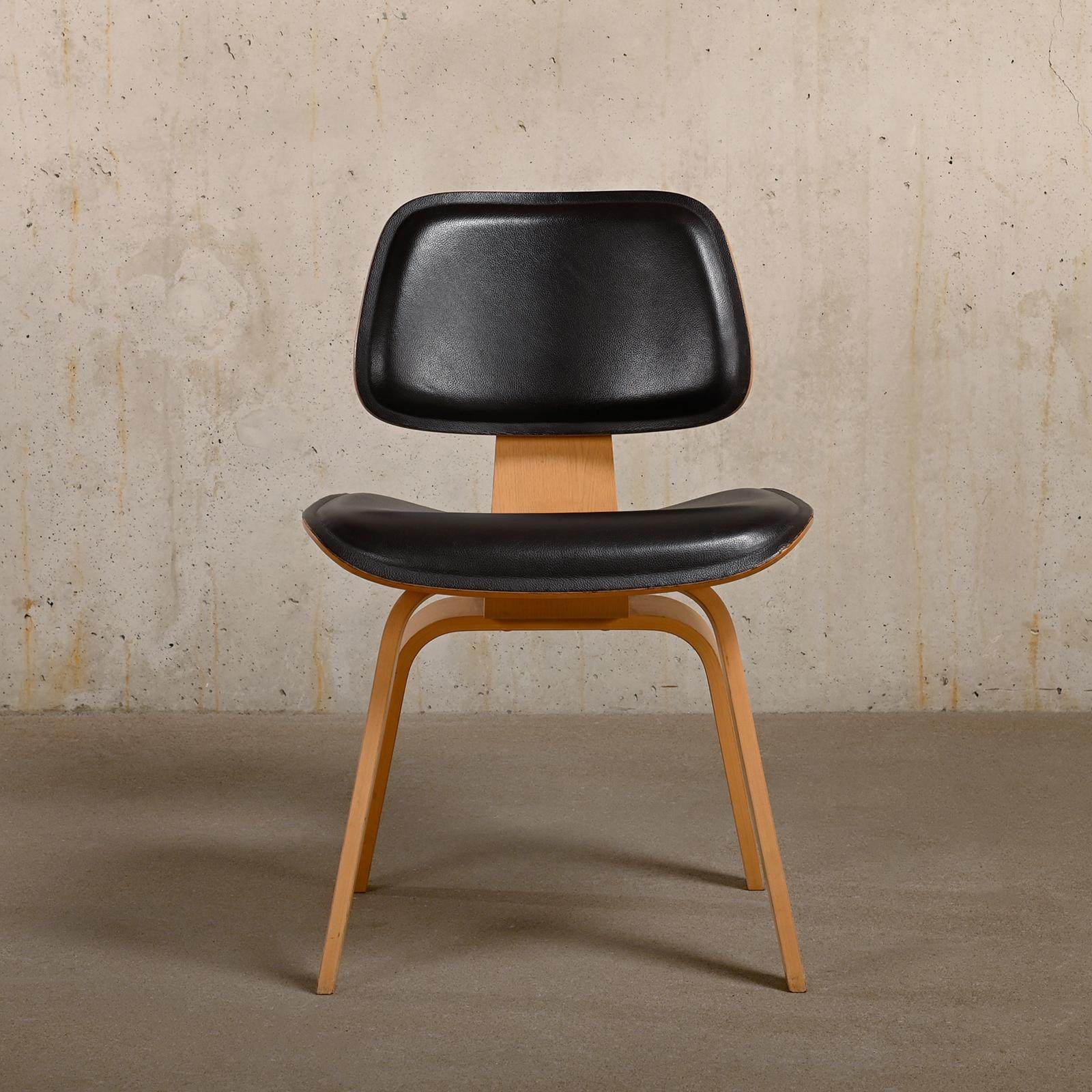 Chaise de salle à manger en frêne Charles and Ray Eames DCW avec assise en cuir brun foncé pour Vitra en vente 1