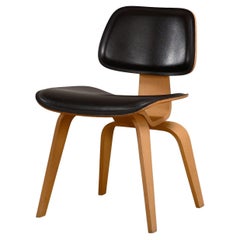 Chaise de salle à manger en frêne Charles and Ray Eames DCW avec assise en cuir brun foncé pour Vitra