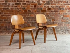 Charles and Ray Eames DCW Chairs by Evans Paire de chaises modernes du milieu du siècle:: USA:: 1950