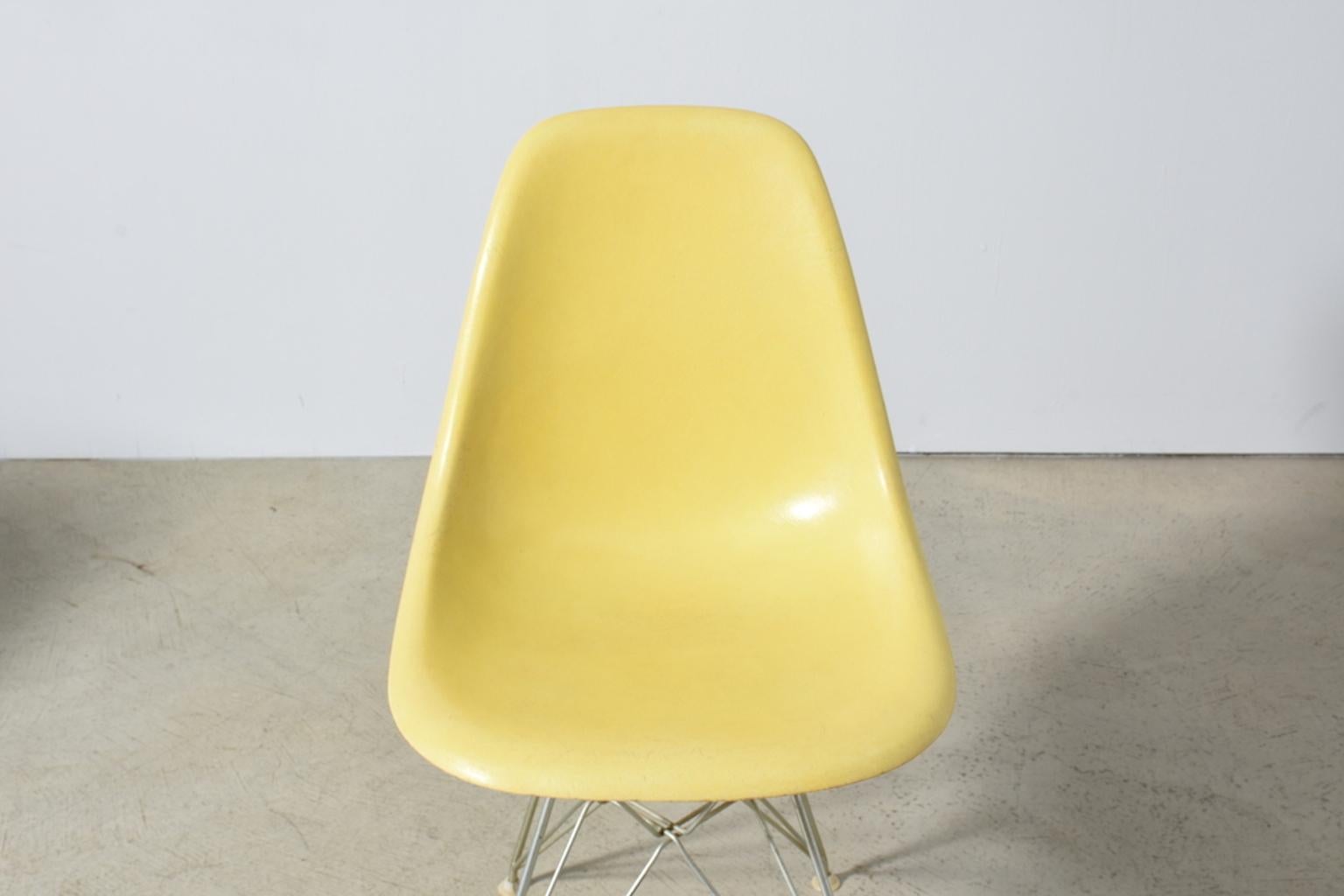 Molded Charles & Ray Eames Dining Chairs Set of 4, Early Edition in Zenith Eiffel Legs For Sale
