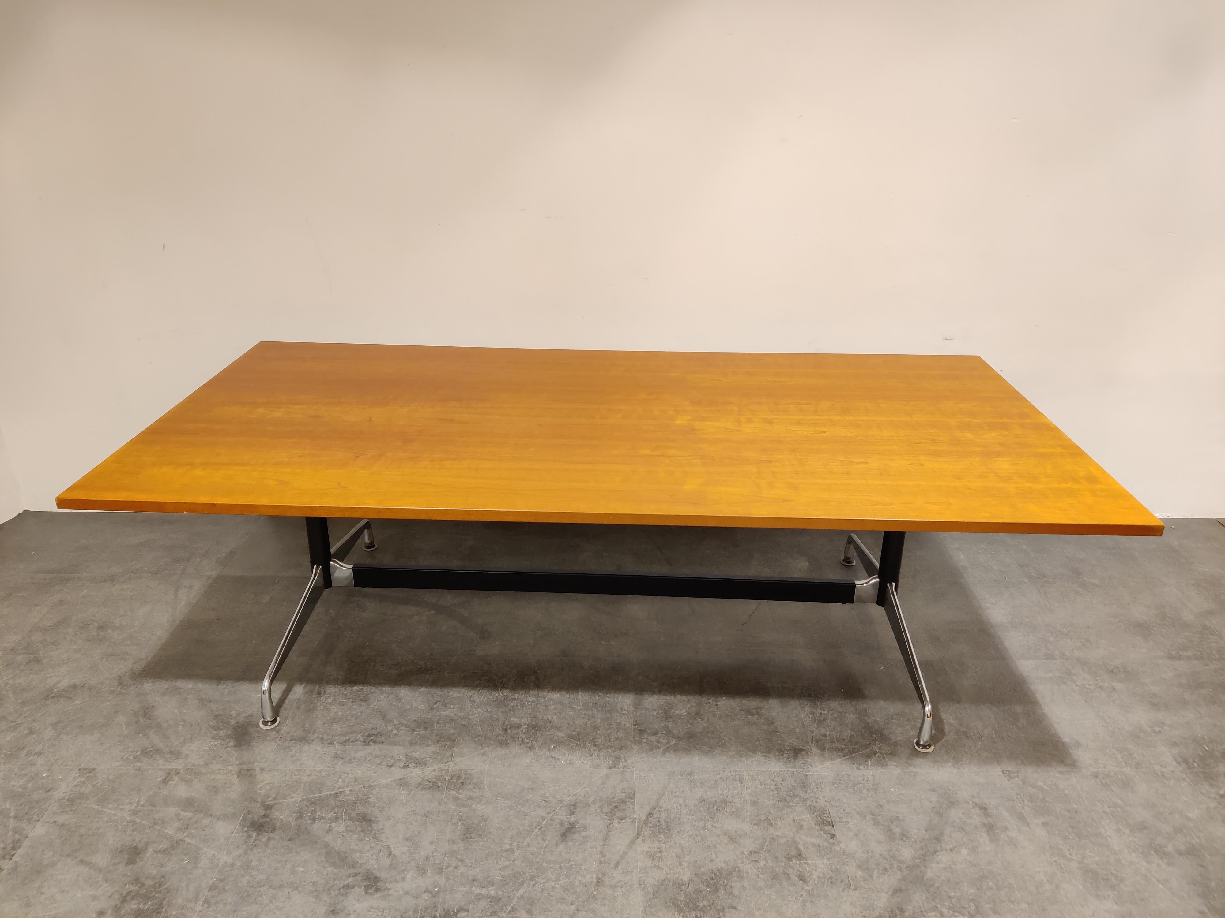 Large vintage dining table, conference table by Charles and Ray Eames for Herman Miller.

Nice and sturdy wooden top with a chrome aluminum base.

The table is in good original condition, small damage to the corners.

Great statement piece in your