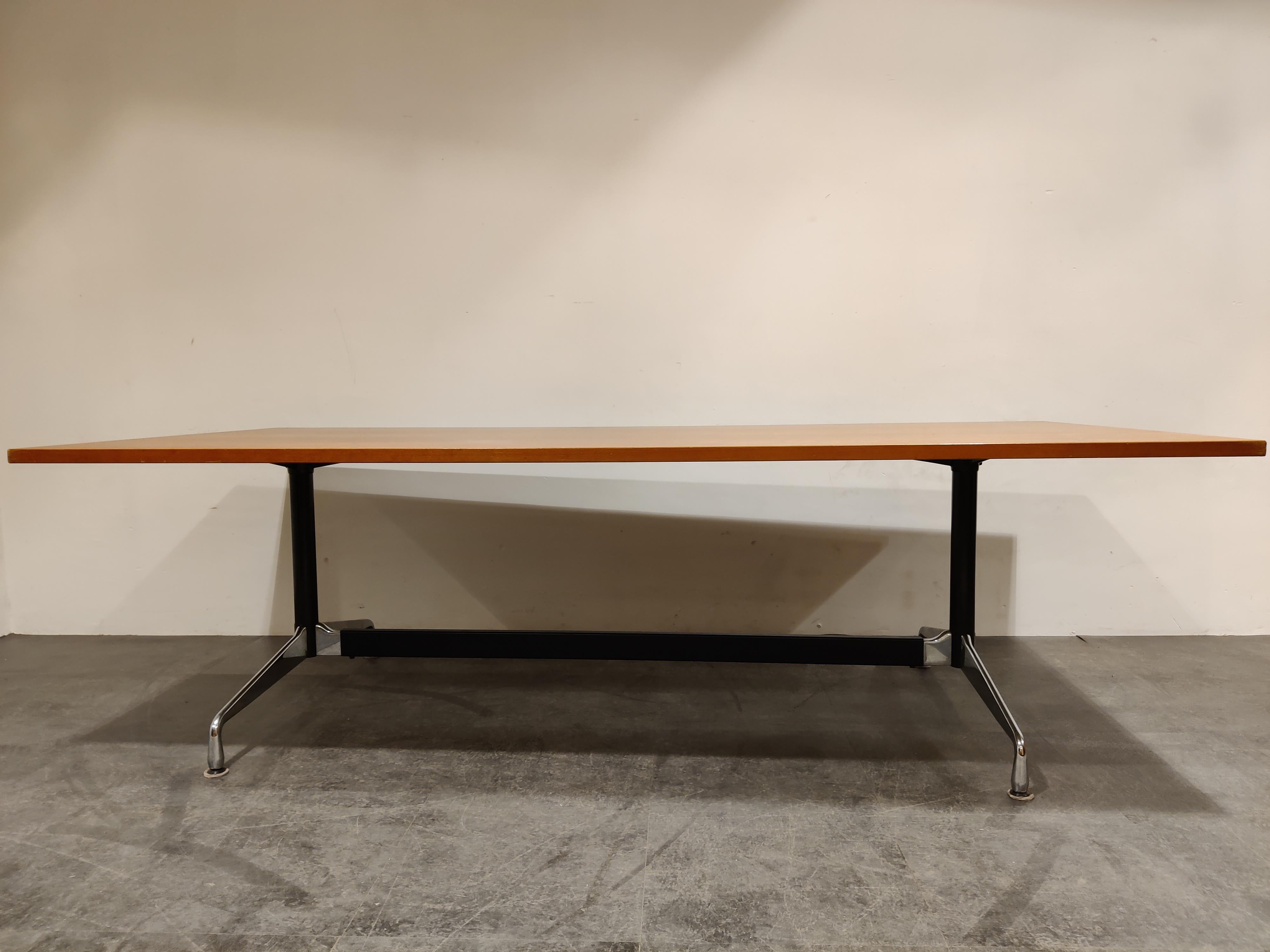 Américain Table de salle à manger ou table de conférence Charles & Ray Eames des années 1980  en vente