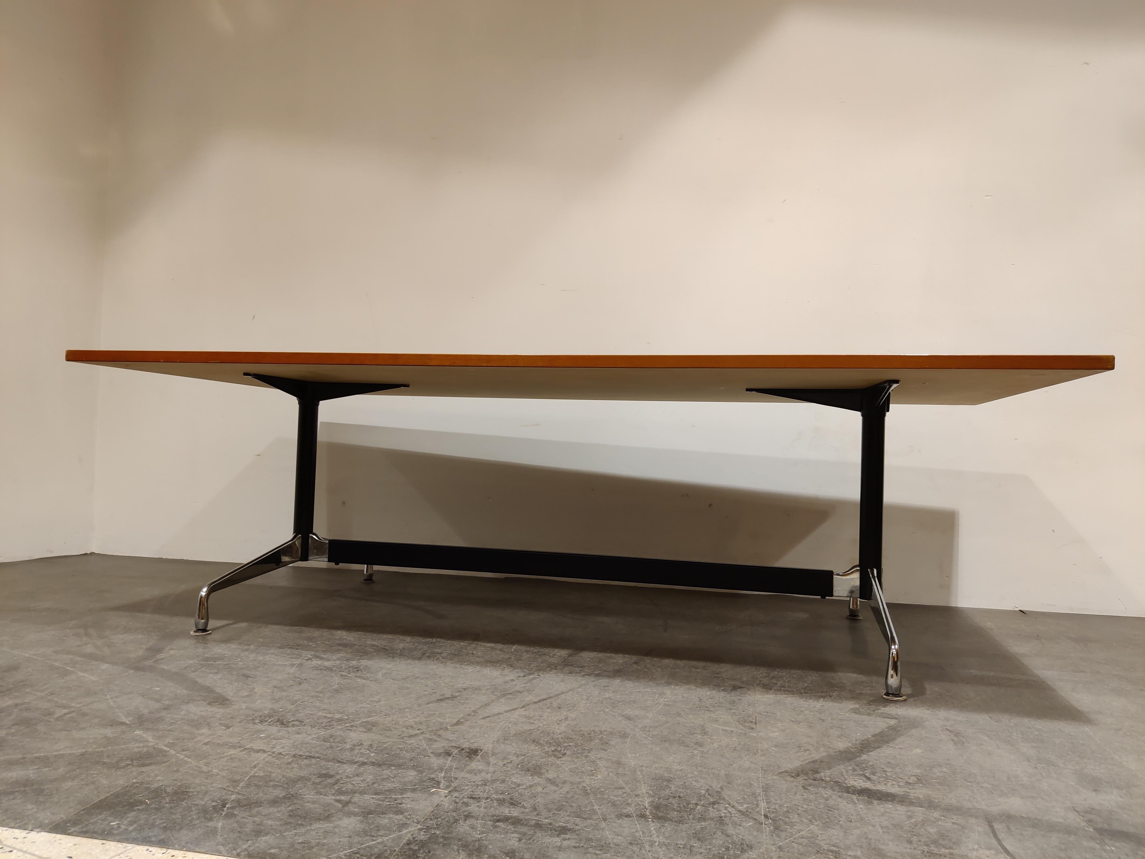 Table de salle à manger ou table de conférence Charles & Ray Eames des années 1980  Bon état - En vente à HEVERLEE, BE
