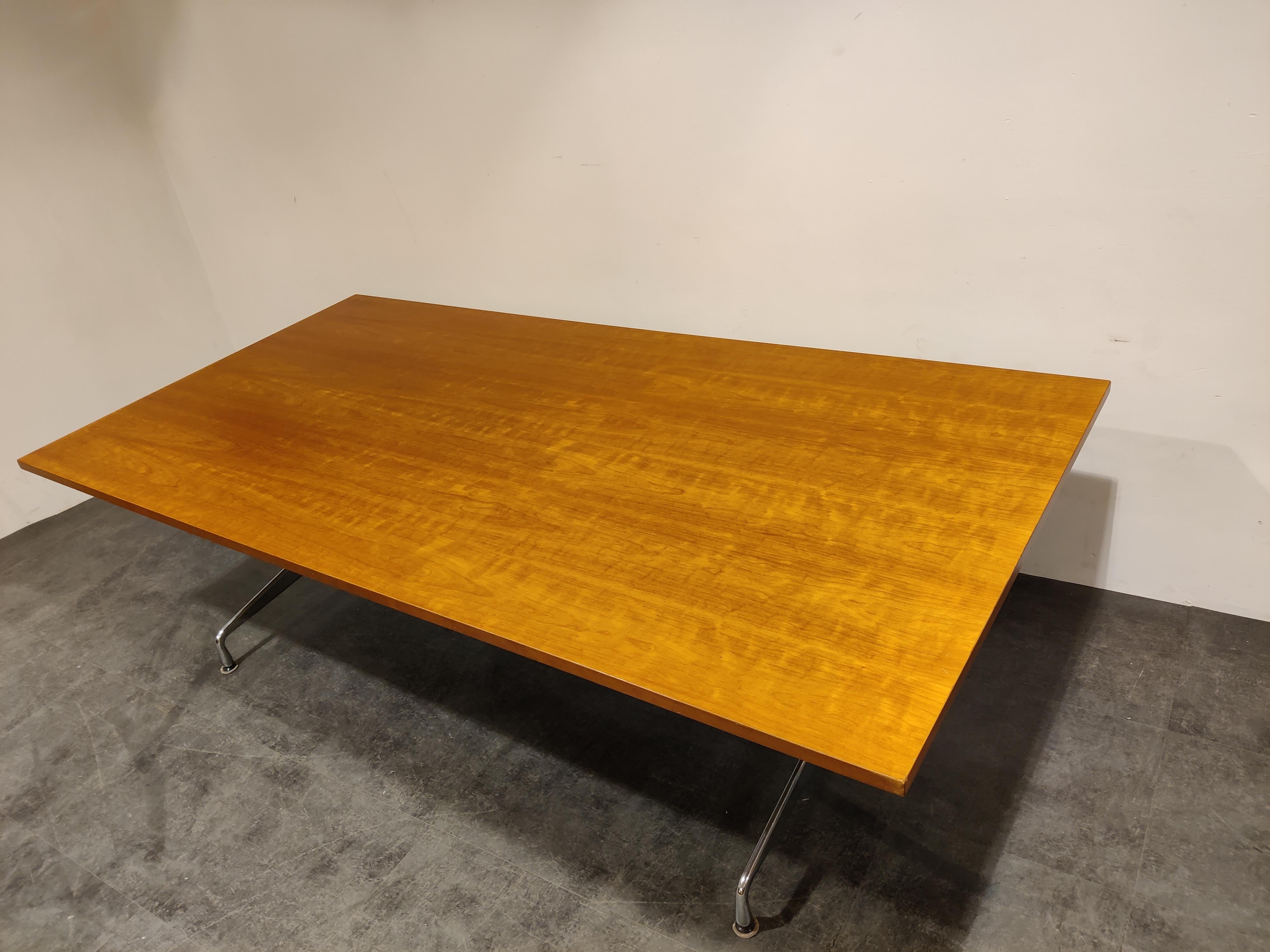 Aluminium Table de salle à manger ou table de conférence Charles & Ray Eames des années 1980  en vente