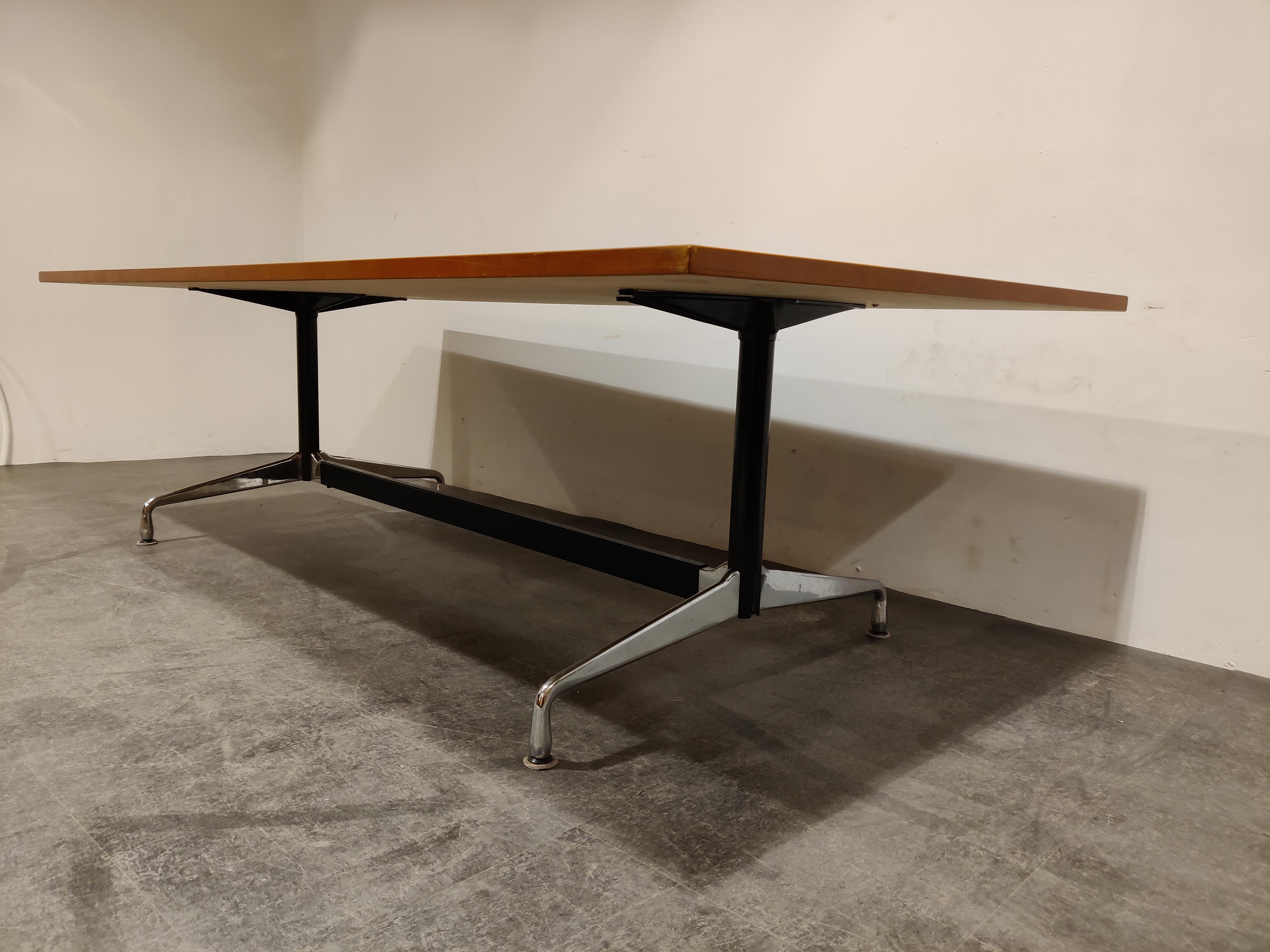 Table de salle à manger ou table de conférence Charles & Ray Eames des années 1980  en vente 1