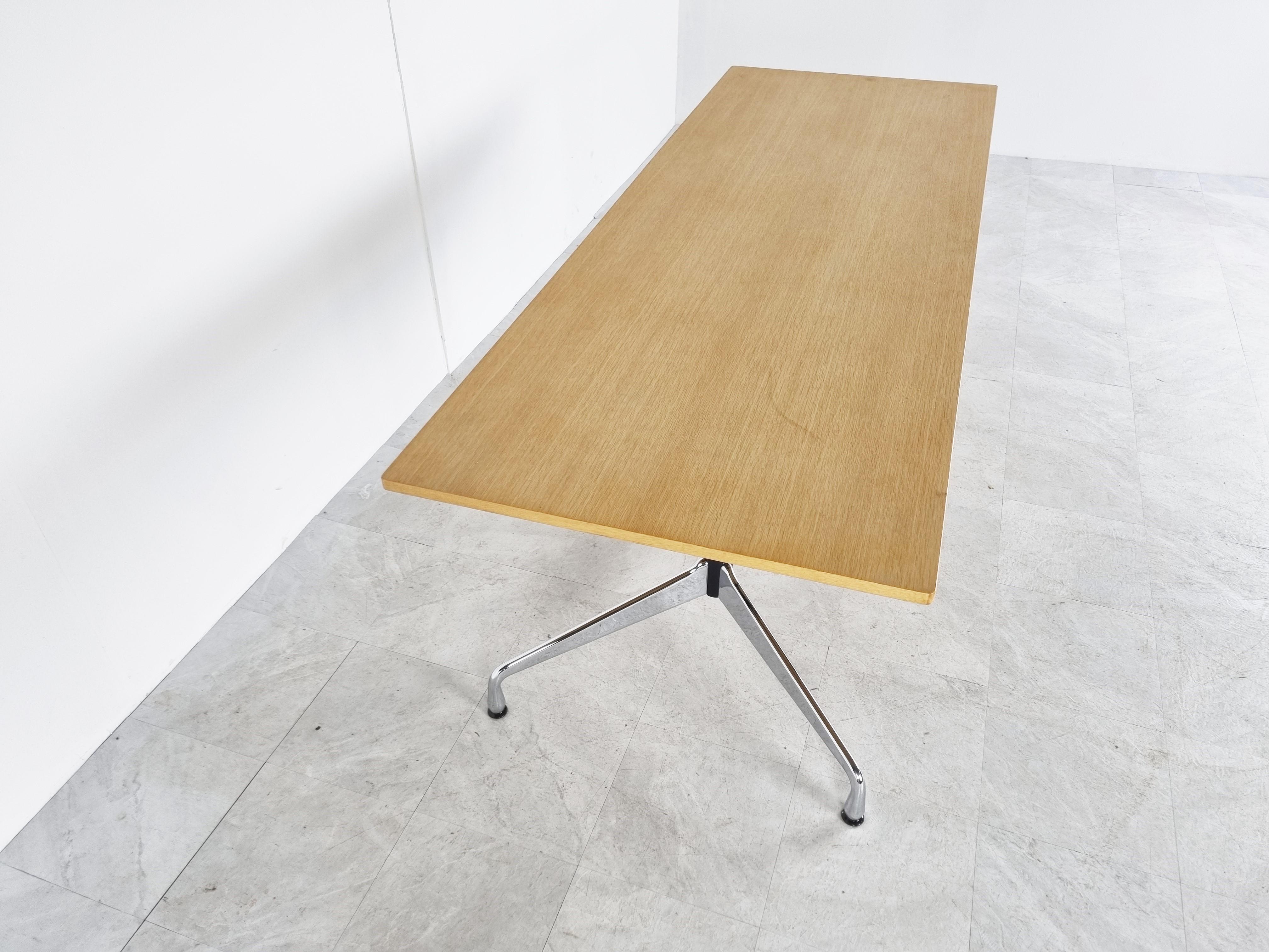 Segmented dining table or desk by Charles and Ray Eames for Vitra

Nice and sturdy wooden top with a chromed aluminum base.

The table is in good condition.

1990s - USA

Measures: Height: 72cm/28.34