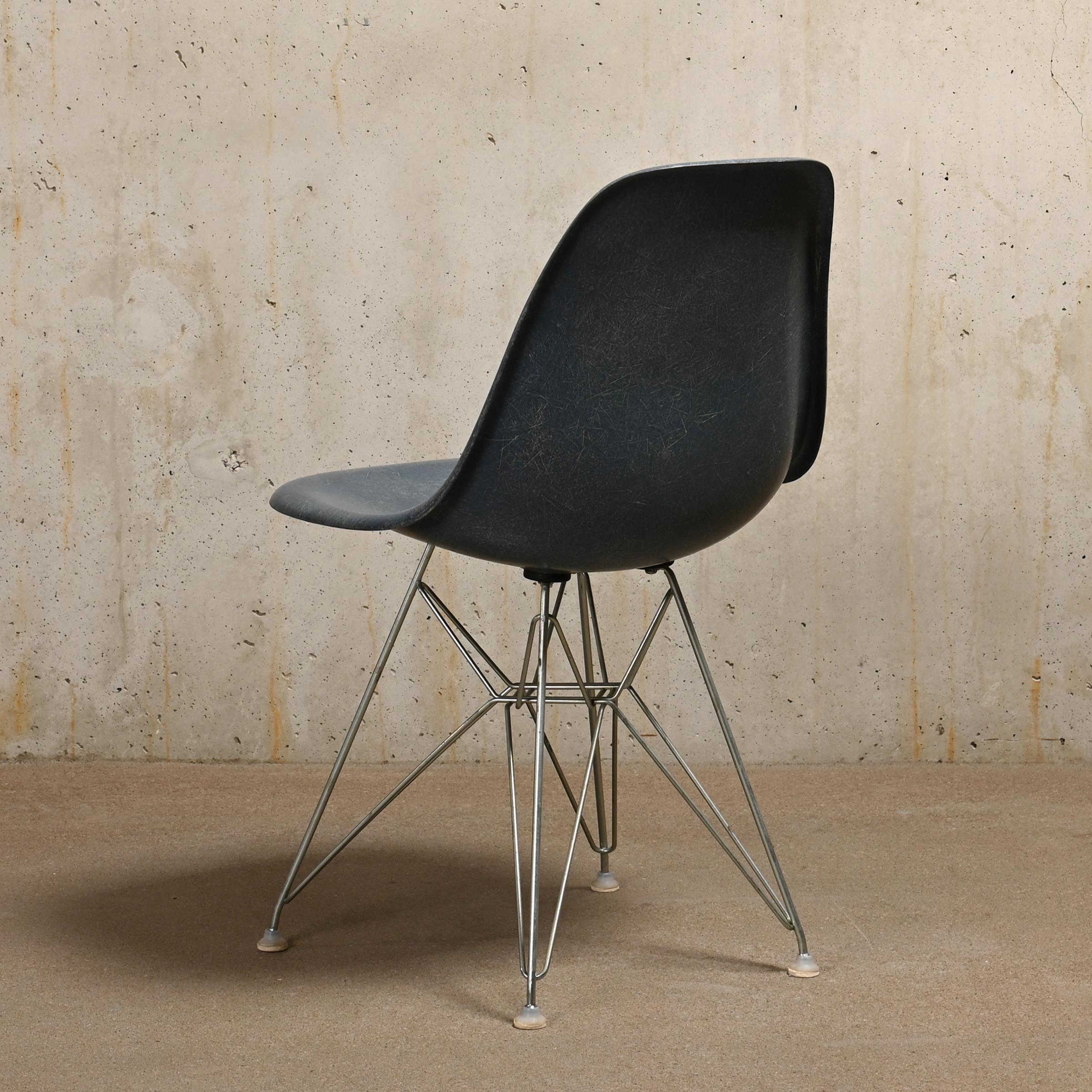 Charles & Ray Eames DSR side chair Medium Blue fiberglass for Herman Miller In Good Condition In Amsterdam, NL