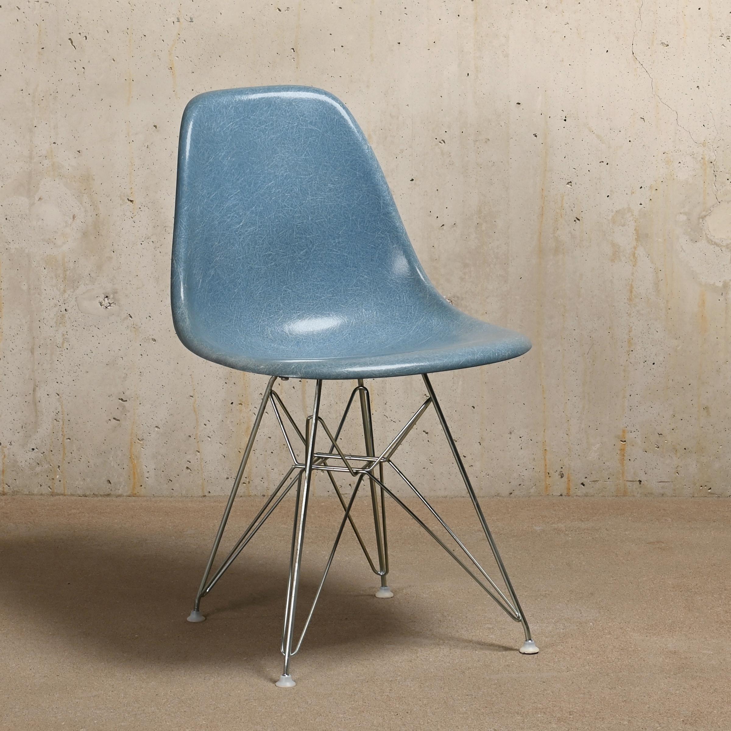 Iconic DSR (dining side chair rod base) chair designed by Charles and Ray Eames for Vitra / Herman Miller. Molded fiberglass shell in the rare colour Ocean Blue. Assembled on an original zinc plated Eiffel base. The chair is in very good vintage