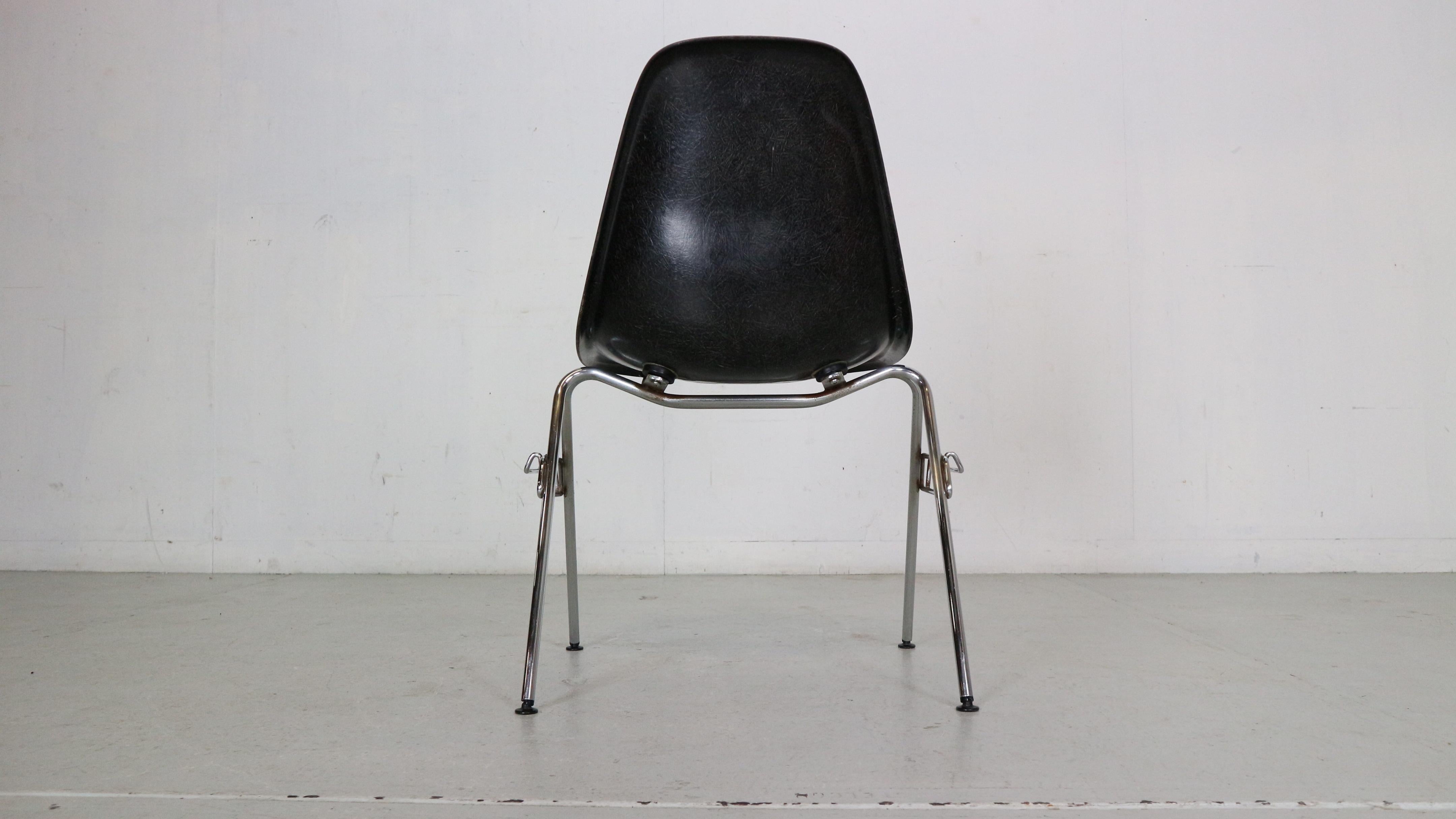 Charles & Ray Eames „DSS“ Schwarze Esszimmerstühle „DSS“ für Herman Miller, 1974 im Angebot 4
