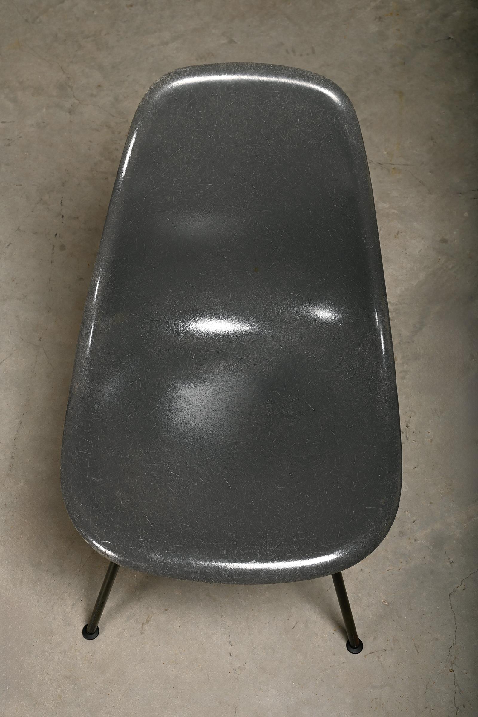 Charles & Ray Eames DSX ensemble de chaises d'appoint en fibre de verre multicolore pour Herman Miller en vente 3