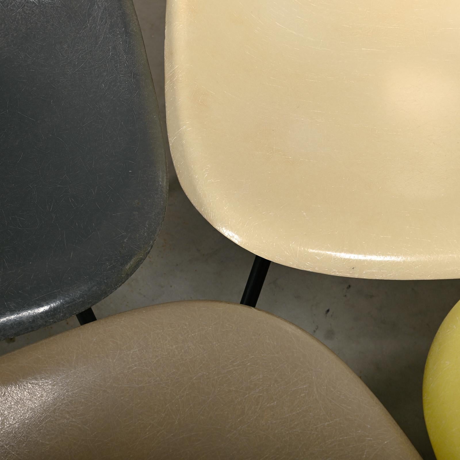 Charles & Ray Eames DSX ensemble de chaises d'appoint en fibre de verre multicolore pour Herman Miller en vente 4