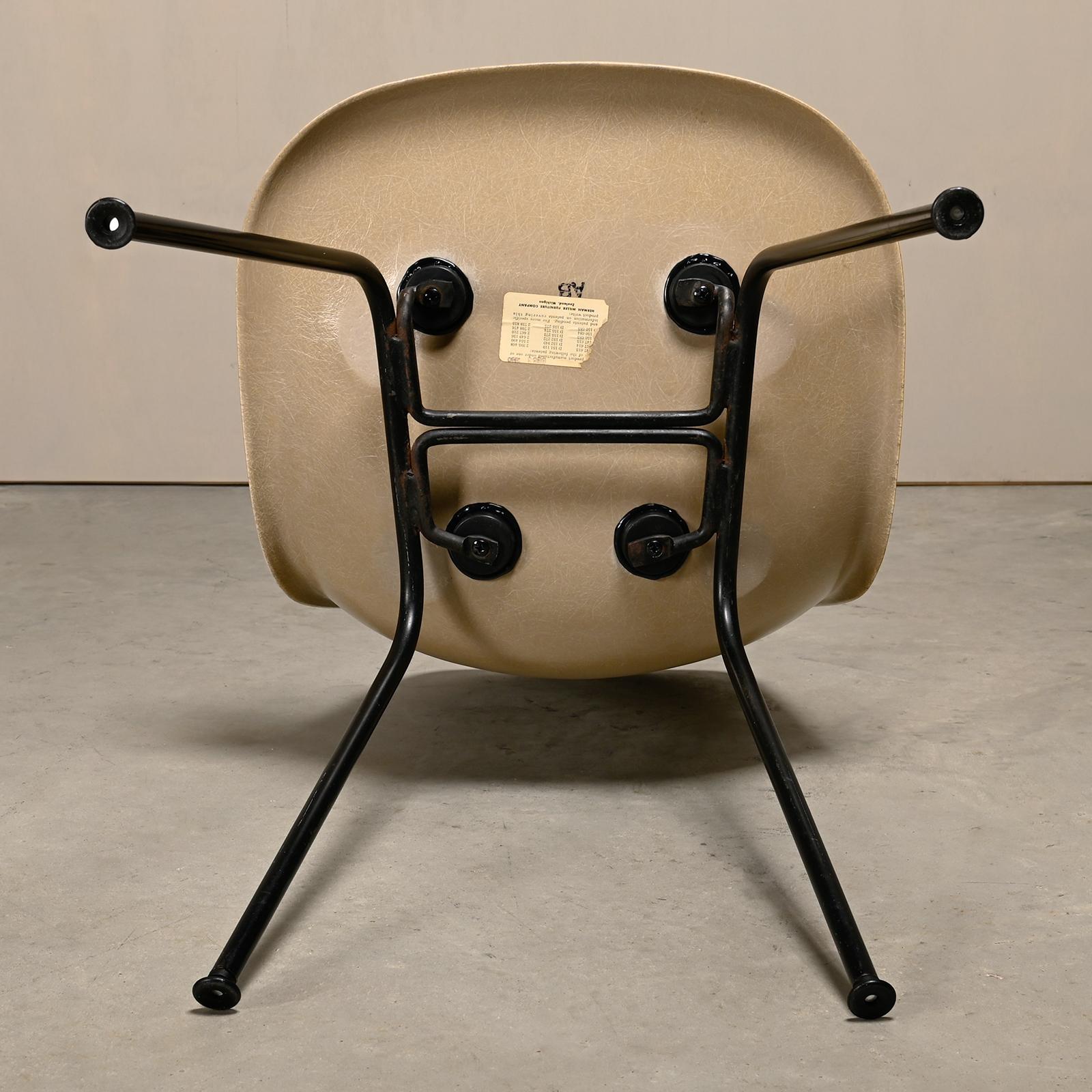 Charles & Ray Eames DSX ensemble de chaises d'appoint en fibre de verre multicolore pour Herman Miller en vente 11