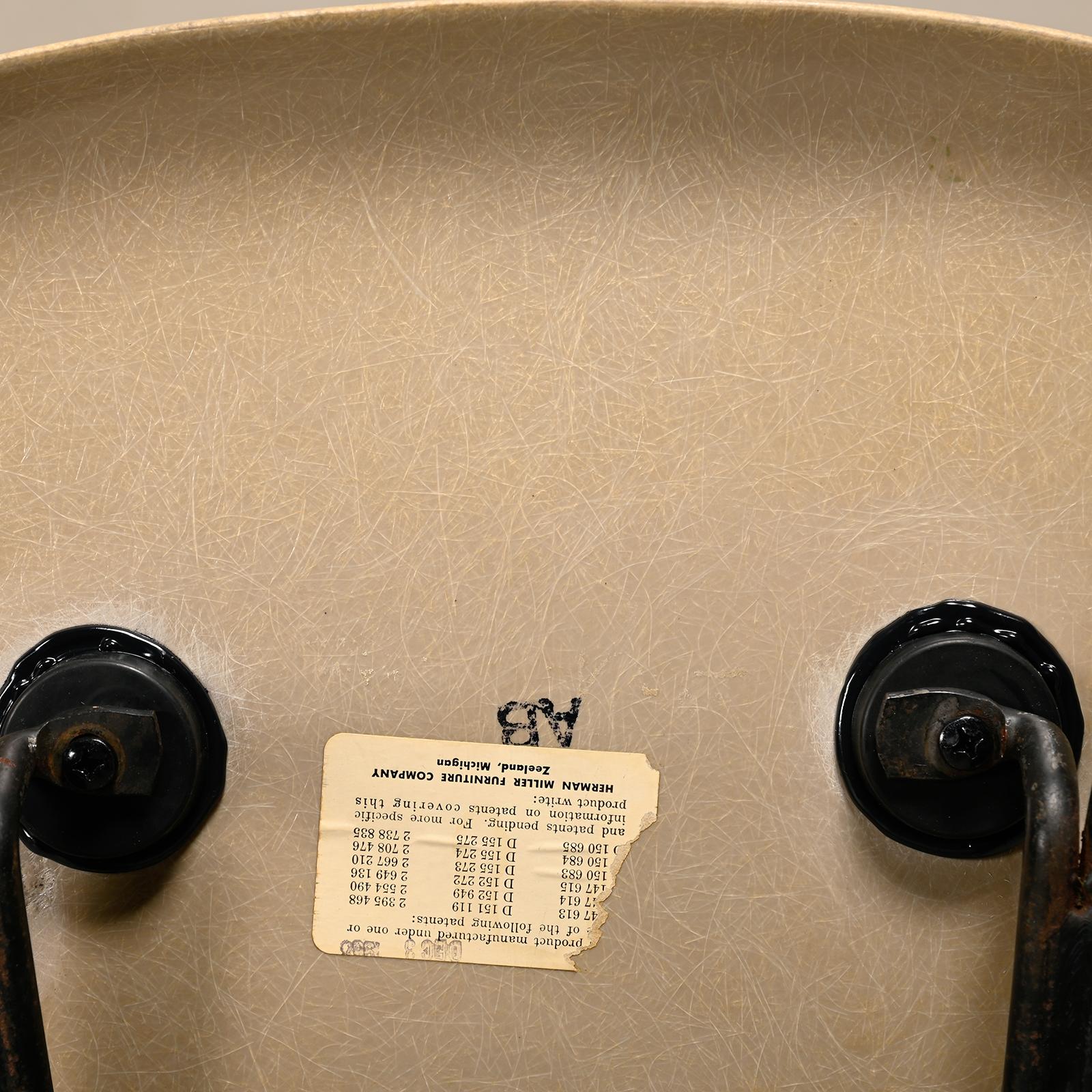 Charles & Ray Eames DSX ensemble de chaises d'appoint en fibre de verre multicolore pour Herman Miller en vente 12