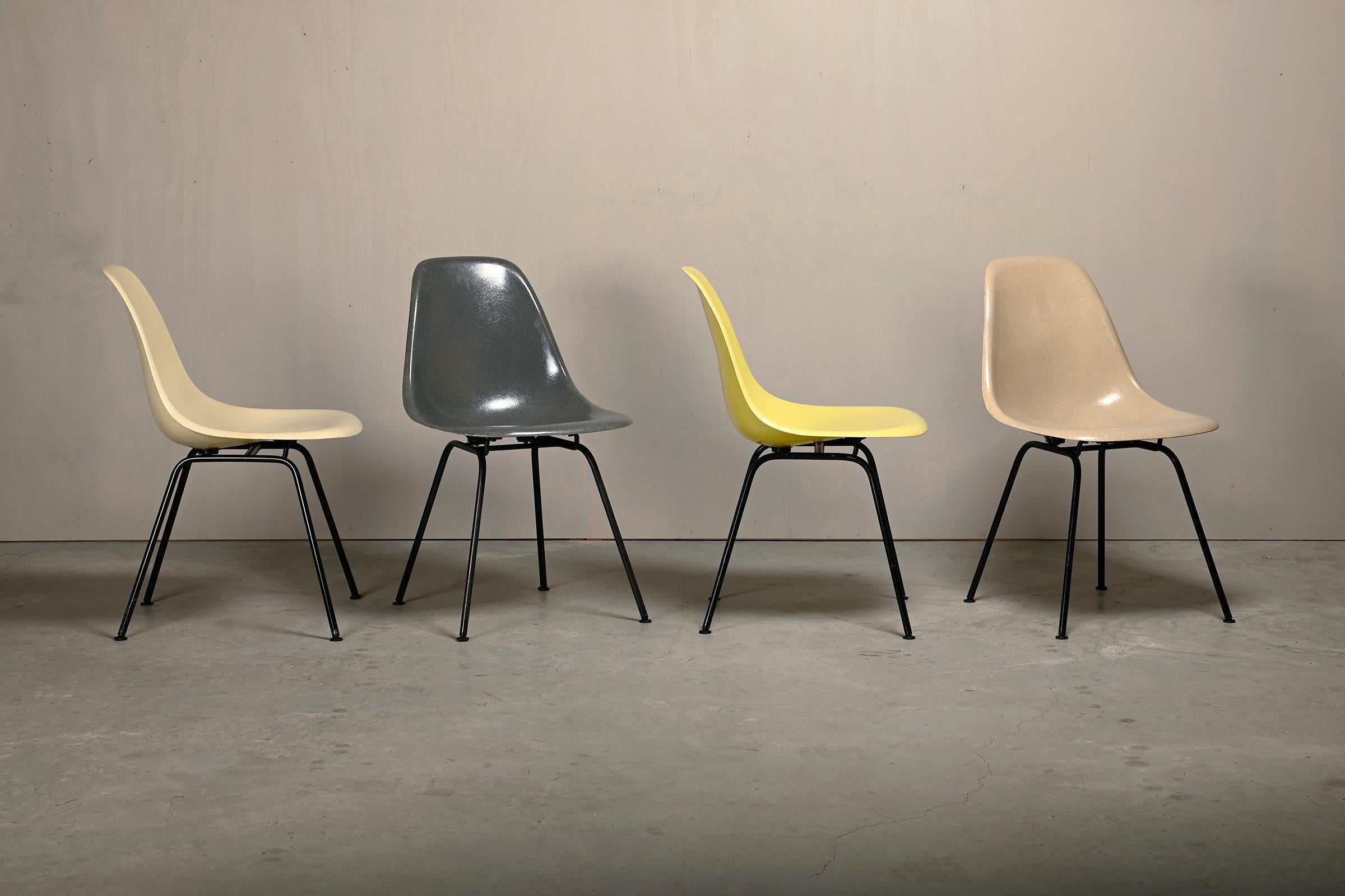 Mid-Century Modern Charles & Ray Eames DSX ensemble de chaises d'appoint en fibre de verre multicolore pour Herman Miller en vente