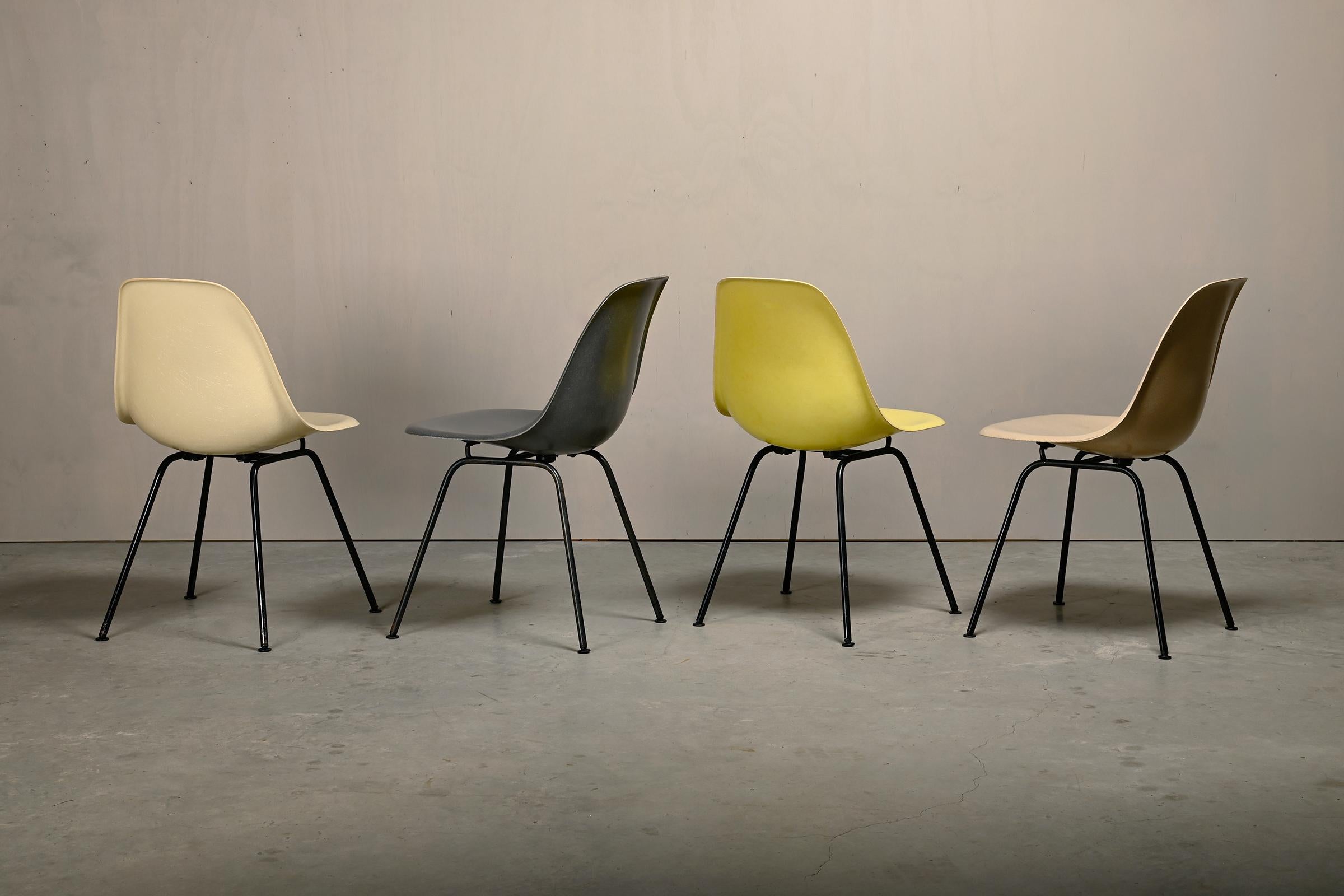 Américain Charles & Ray Eames DSX ensemble de chaises d'appoint en fibre de verre multicolore pour Herman Miller en vente
