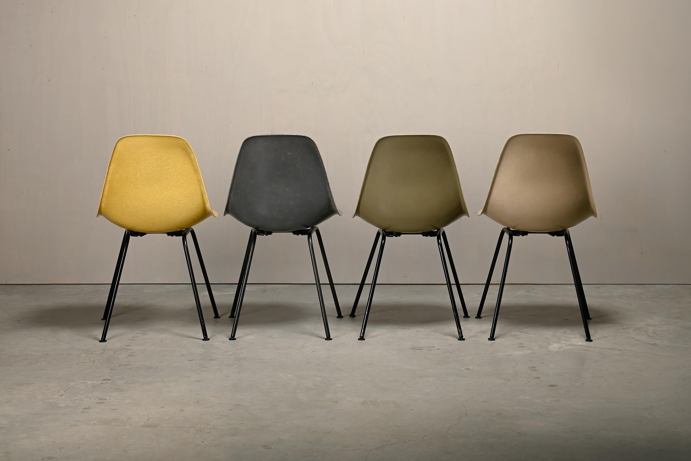 Juego multicolor de sillas auxiliares de fibra de vidrio DSX de Charles and Ray Eames para Herman Miller en Bueno Estado en Amsterdam, NL