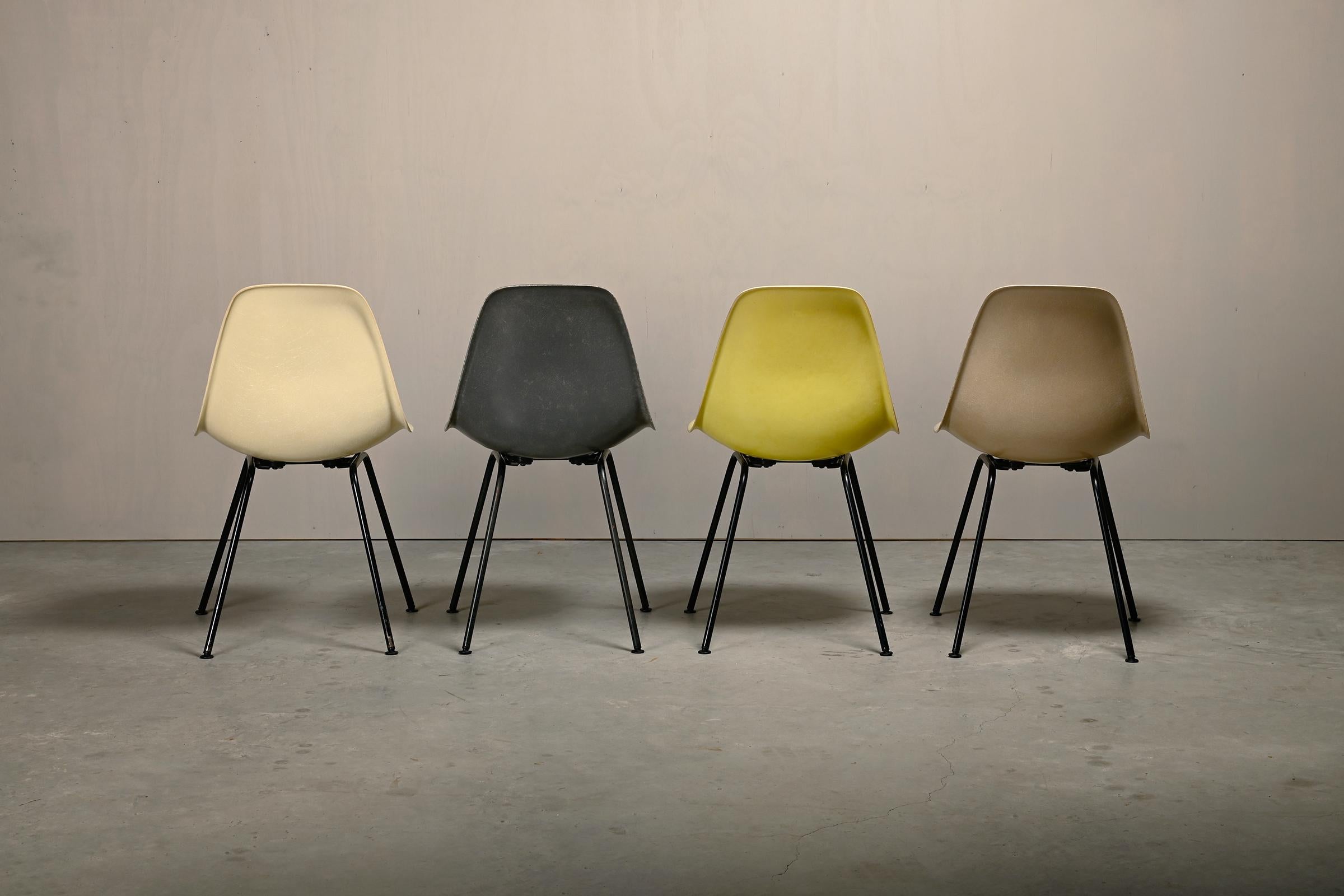 Charles & Ray Eames DSX ensemble de chaises d'appoint en fibre de verre multicolore pour Herman Miller Bon état - En vente à Amsterdam, NL