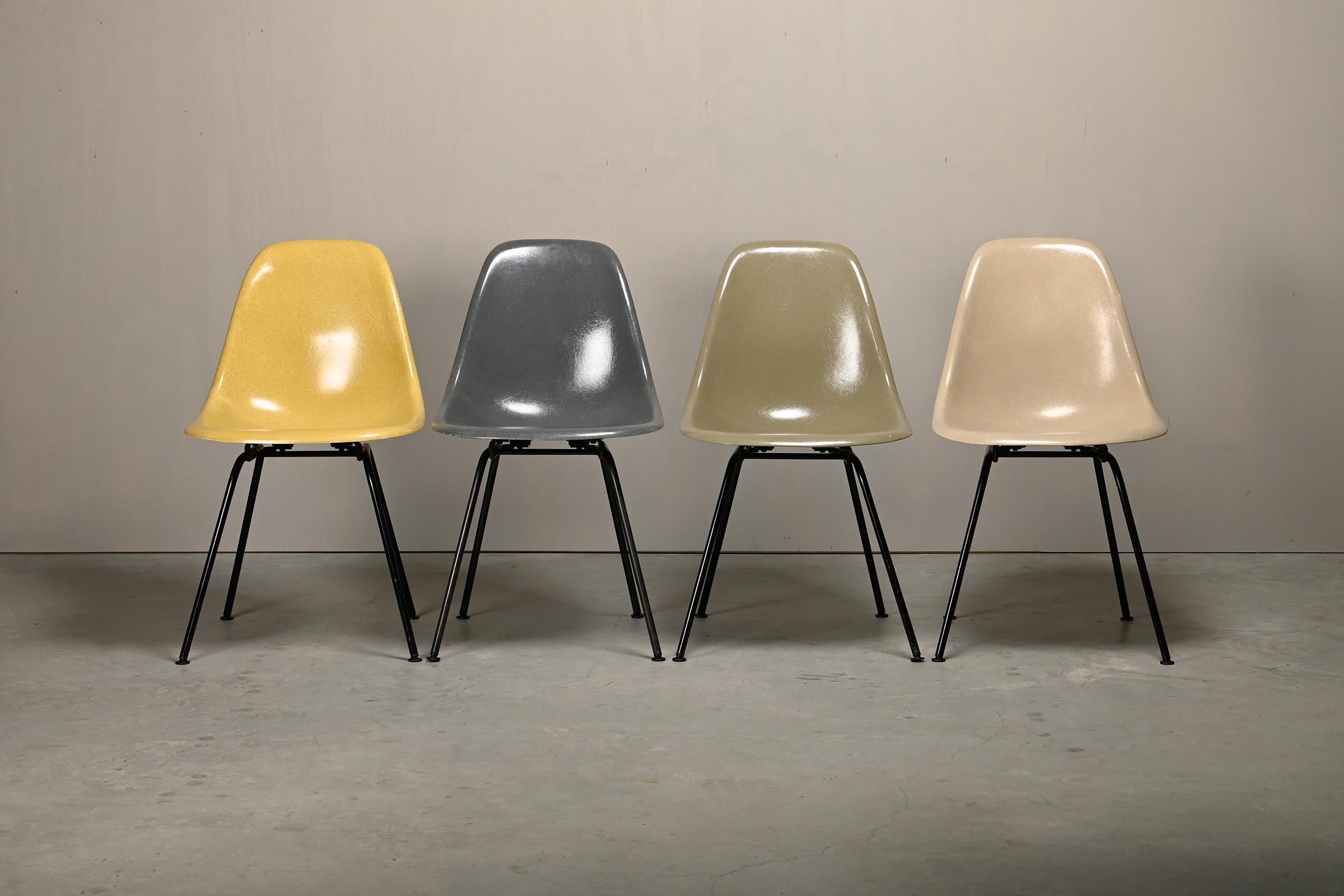 Juego multicolor de sillas auxiliares de fibra de vidrio DSX de Charles and Ray Eames para Herman Miller mediados del siglo XX